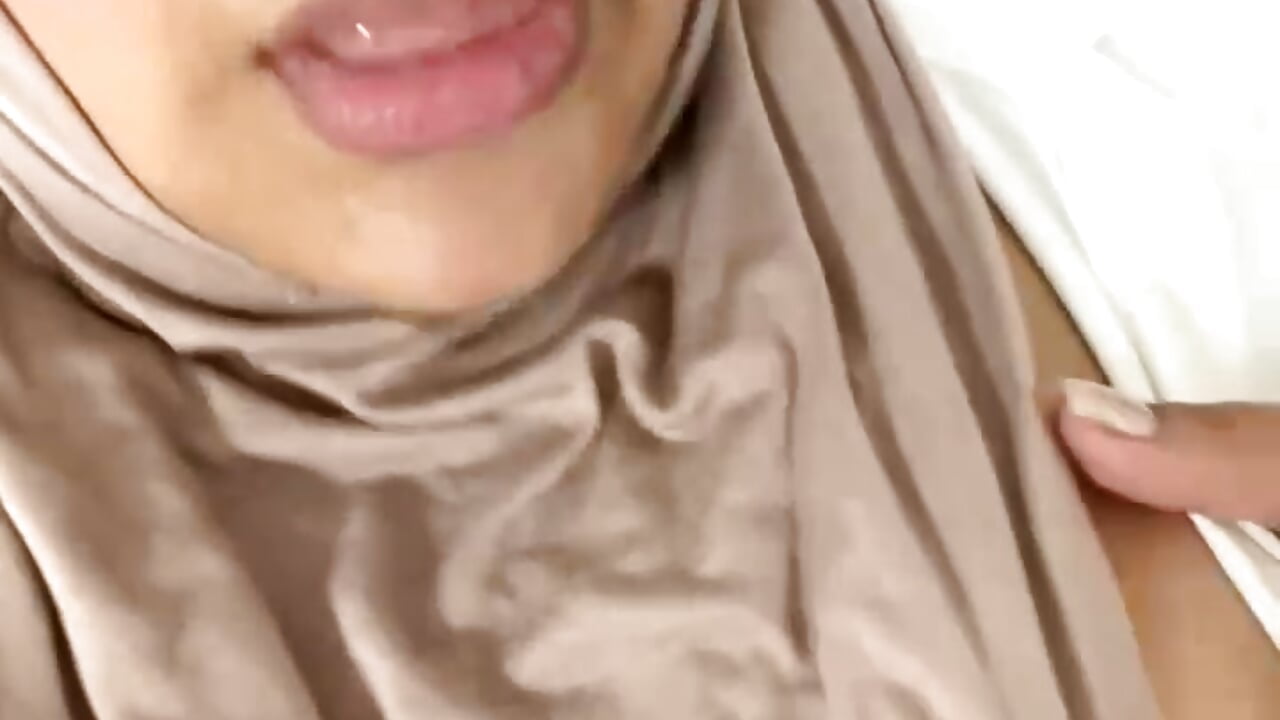 I rub my tits and squeeze my nipple nicely. I'm very horny. - Mistyboobs 캠 모델의 동영상