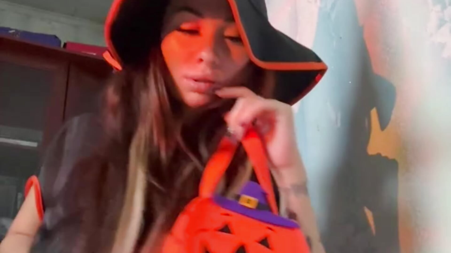 1515389007045749270 – video od webkamerové modelky DreamKarina