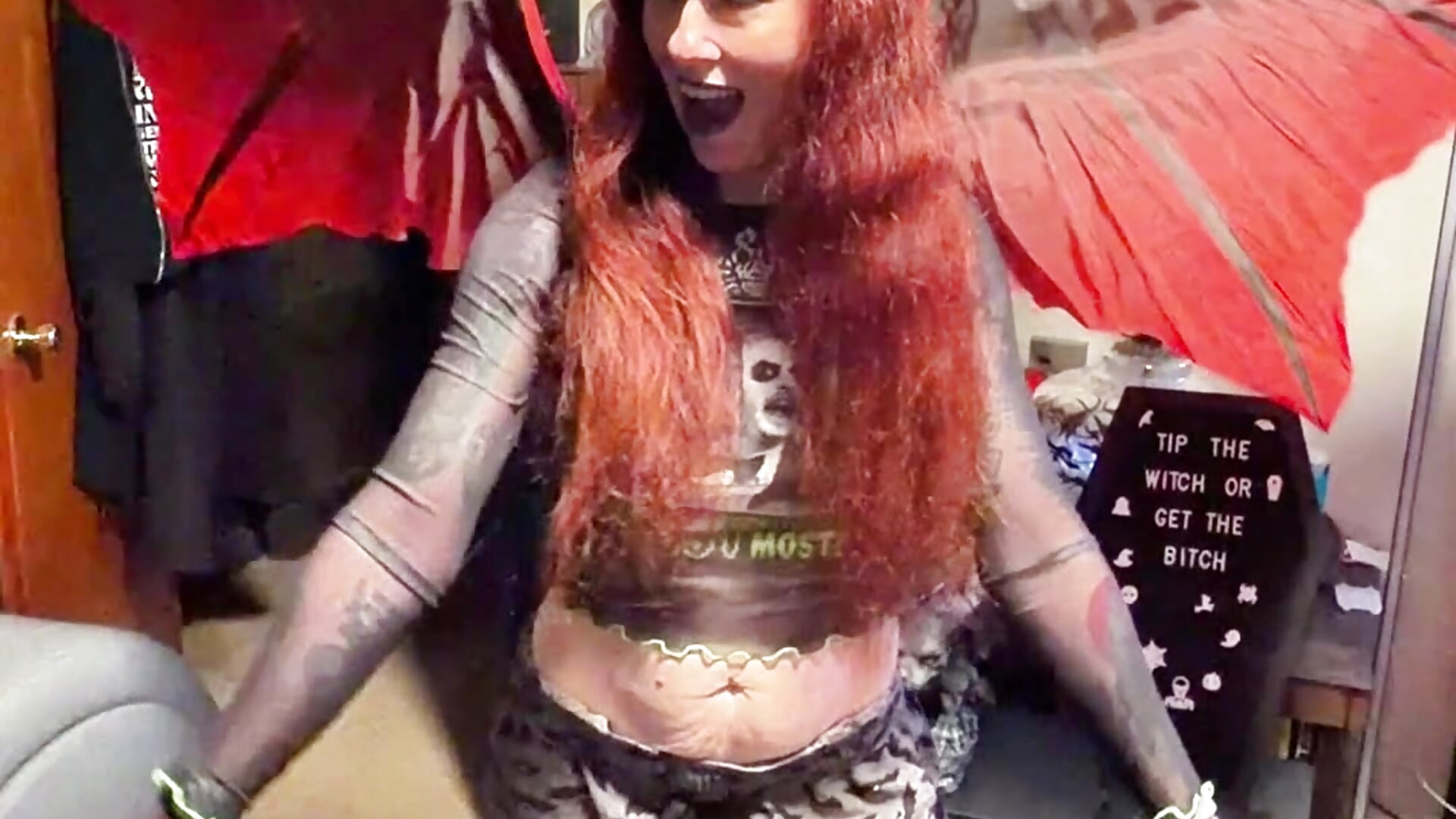 In case you ever want to know what it’s like living with me - video av ScarletPanes