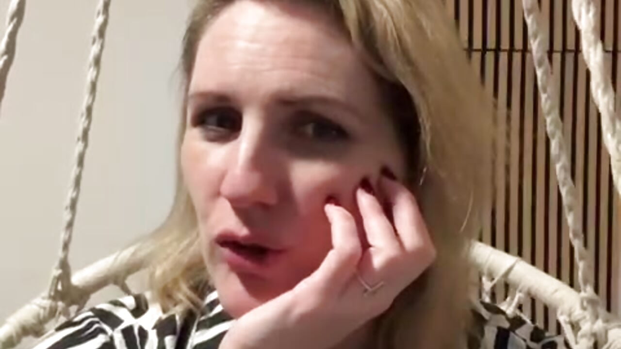 Ein Dreier im Whirlpool der zum 4er wird und sehr viele nackte Frauen: Die Closed Male Naked Female - video av NoraNoxx cam model