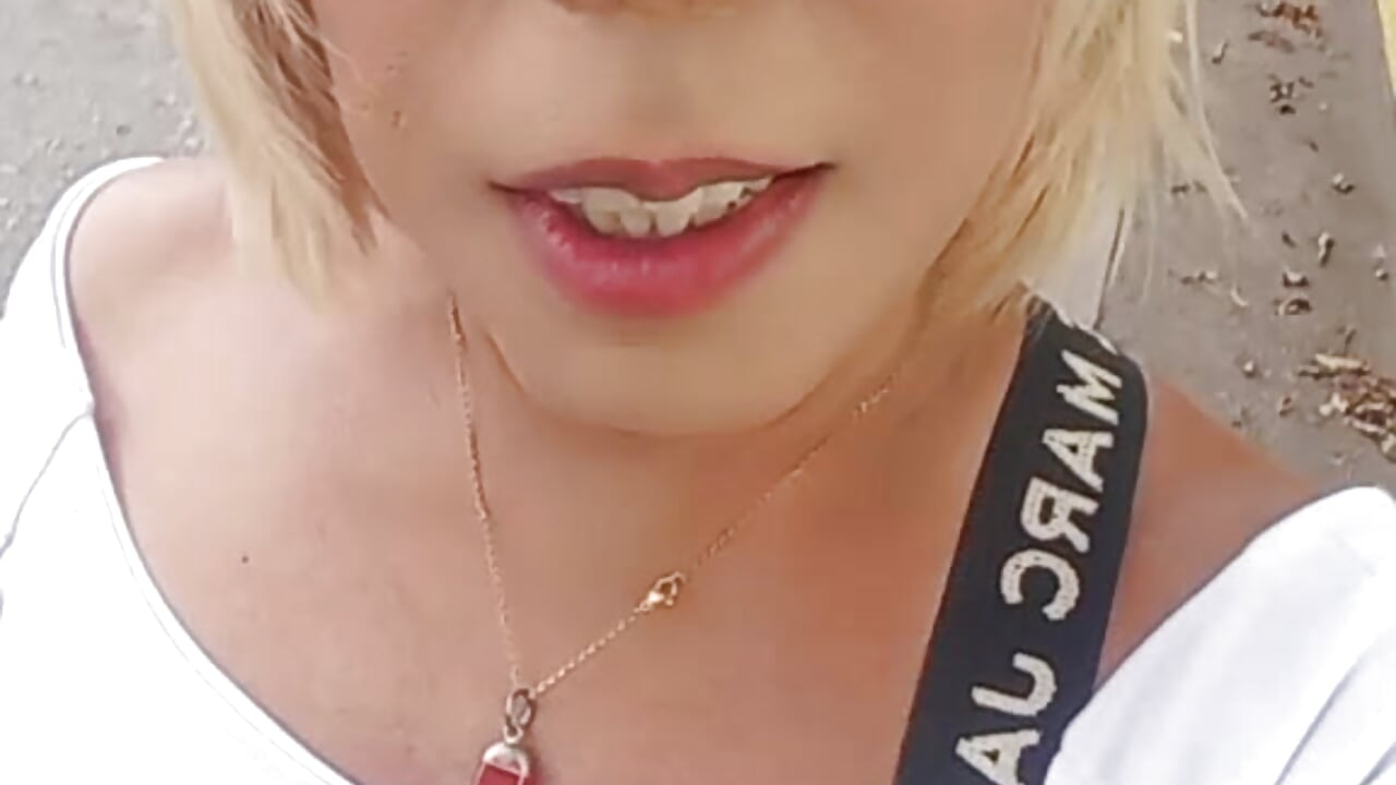 Outdoors - vidéo du modèle de showcams blondebitchlitle