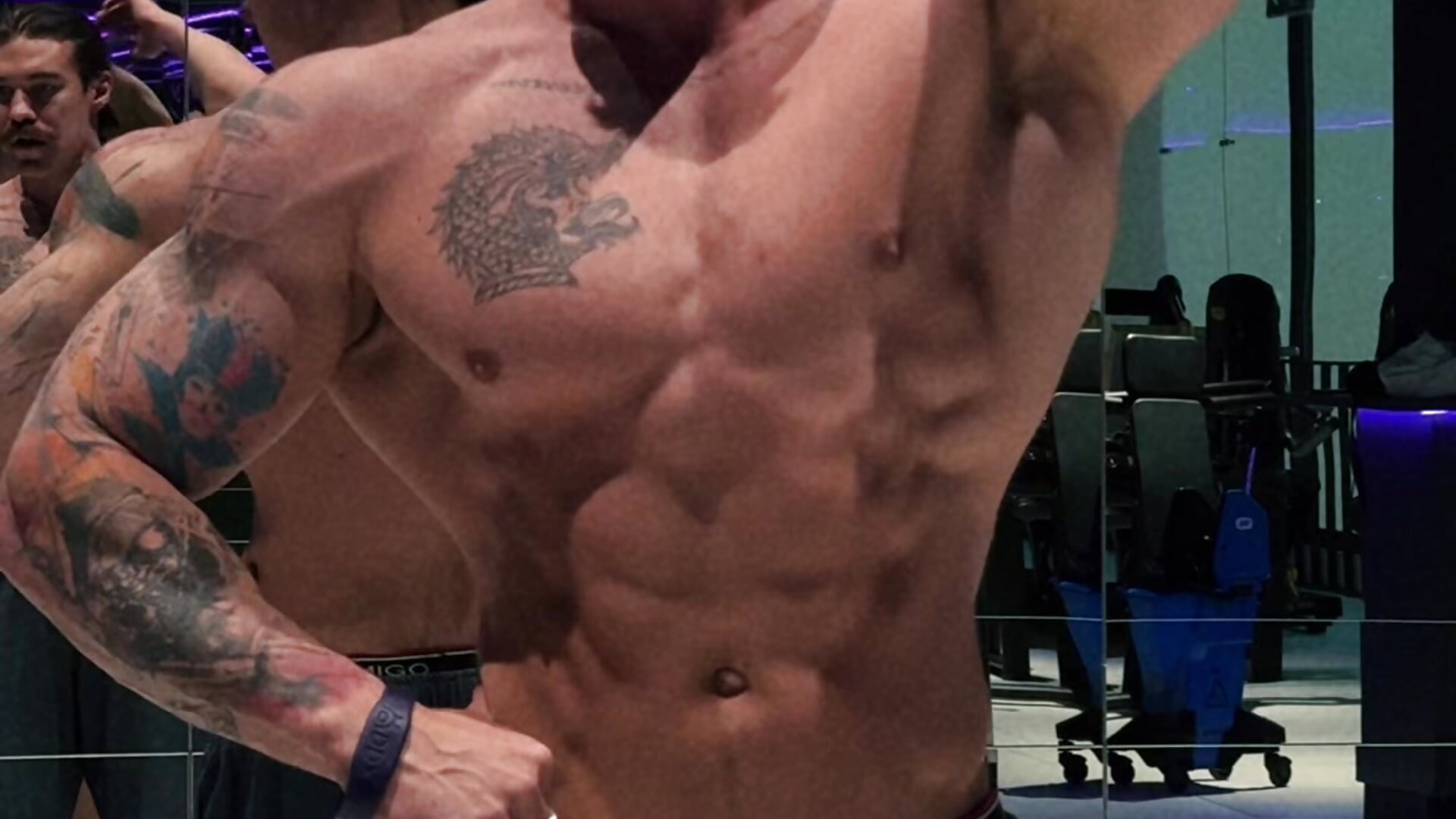 back flex - video oleh Karlos_Ripped_ kamera model