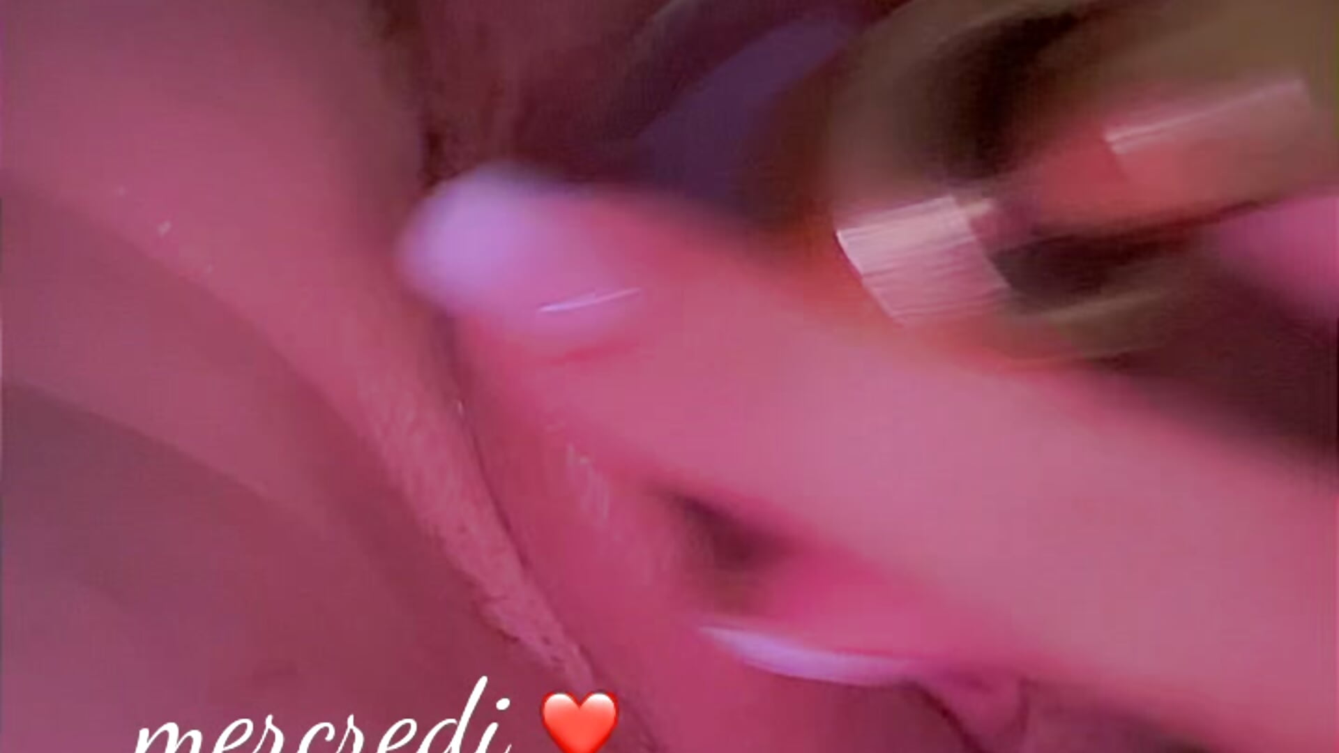 Bouteille parfum 🥵🥵🥵 – video od webkamerové modelky Elle_lui2611