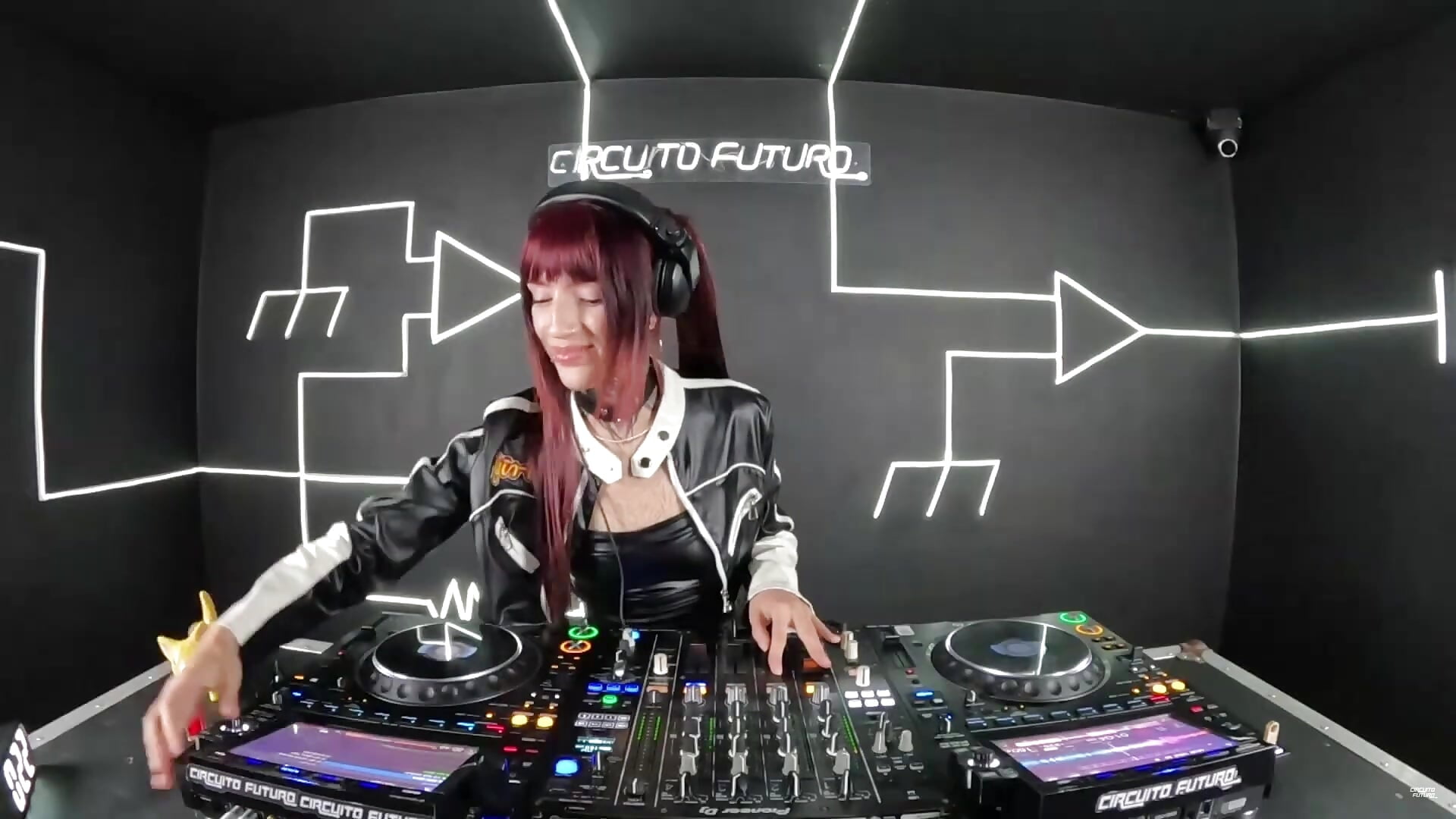 VoltageBlue on YouTube - video by Ameliewitte_mjs cam model