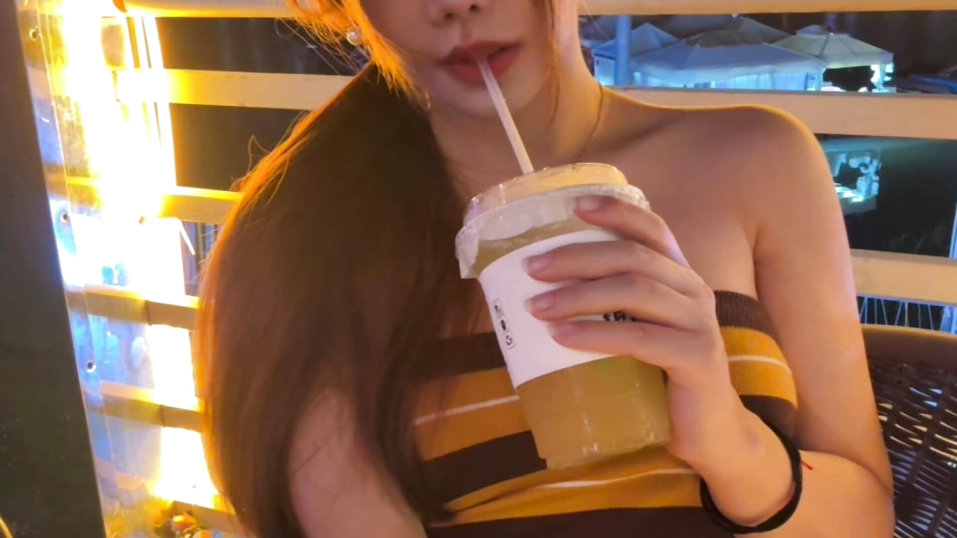 喝奶茶拍照留念 - video Selenaaaaa- kameramallilta