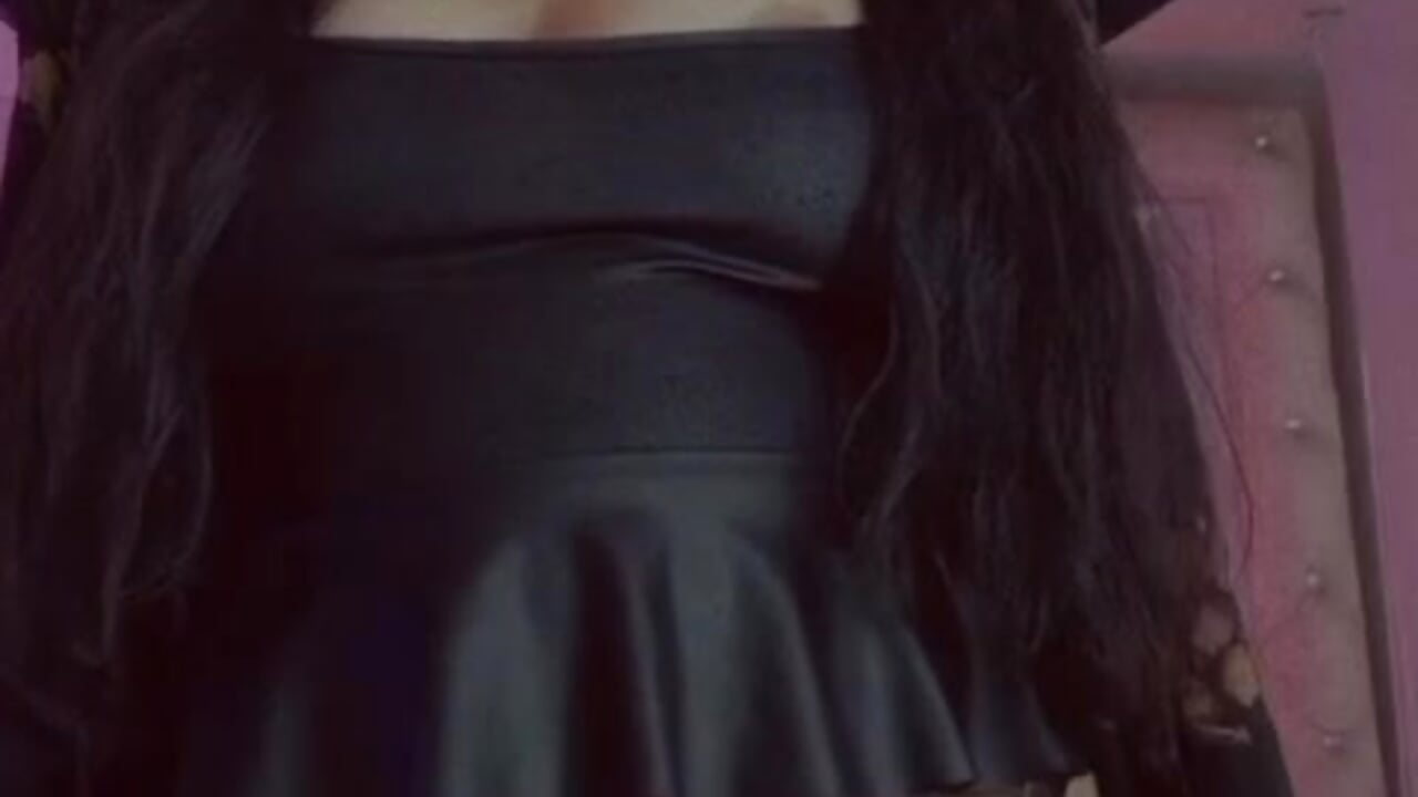 Black suits me… but I’d look even better without it 😈🖤 - vídeo de Vick_daves_ modelo de câmara