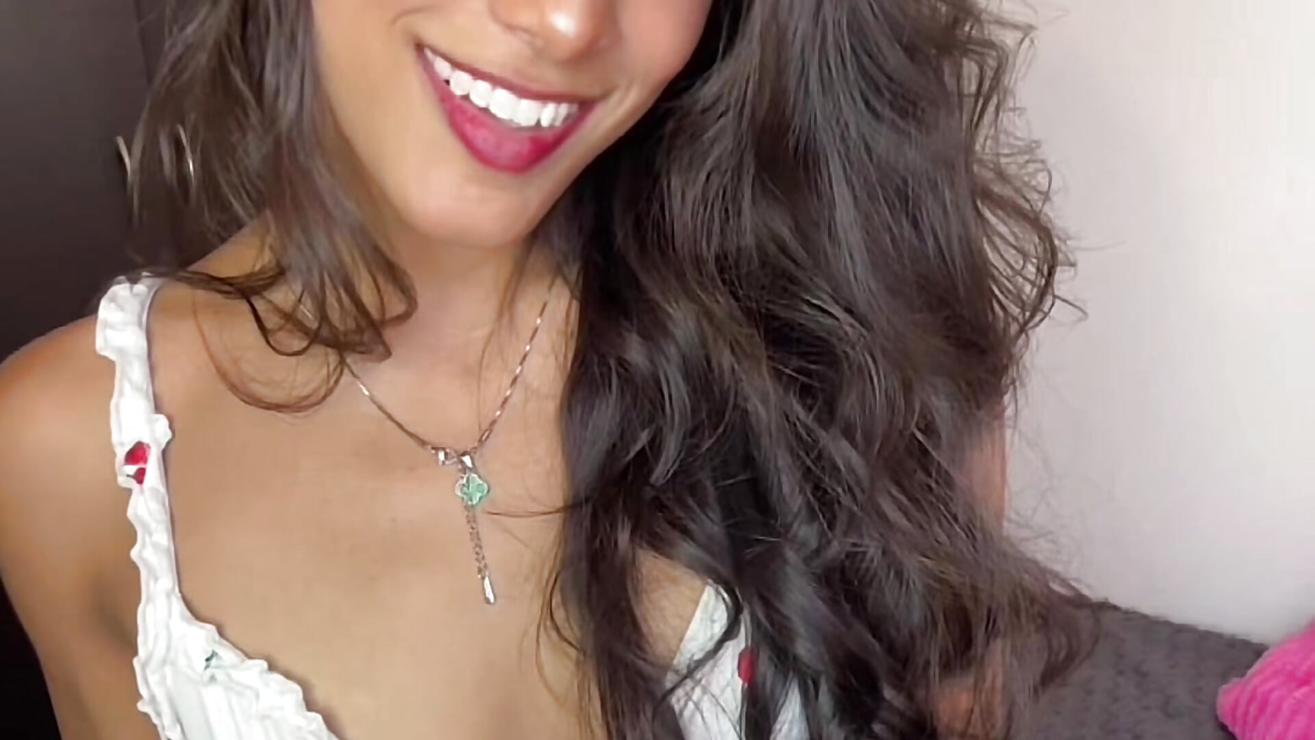 Soy todo lo que imaginas… y un poquito más. 💖🔥 Entre caricias y secretos… tú y yo. - video của người mẫu cam Ambeer_Rousess