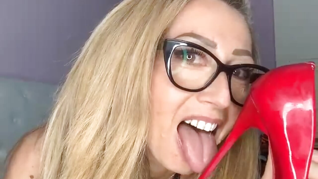 PVT FETISH CON TACCHI ROSSI LI LECCO E CI SBAVO POI MI MASTURBO - video van harleyejoker1 cam-model