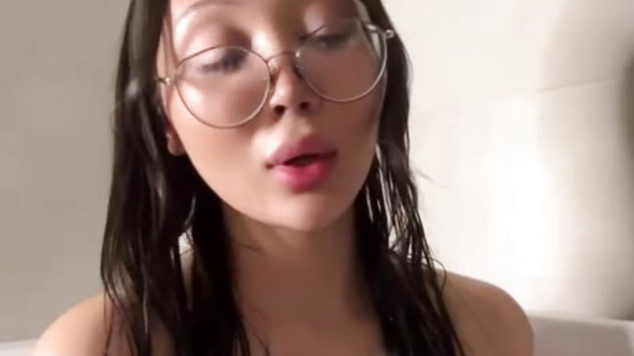I'm in the bathtub <3 - video by naomi_asian cam model