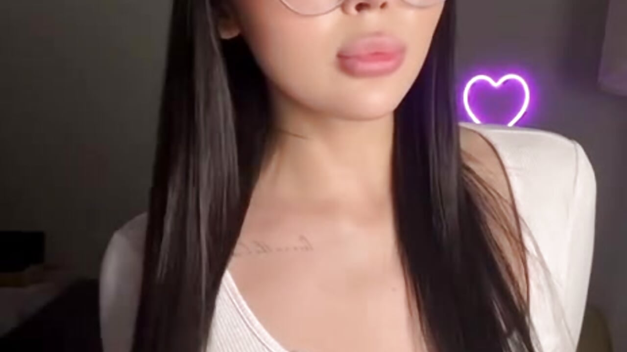 The beautiful me <3 - video by naomi_asian cam model