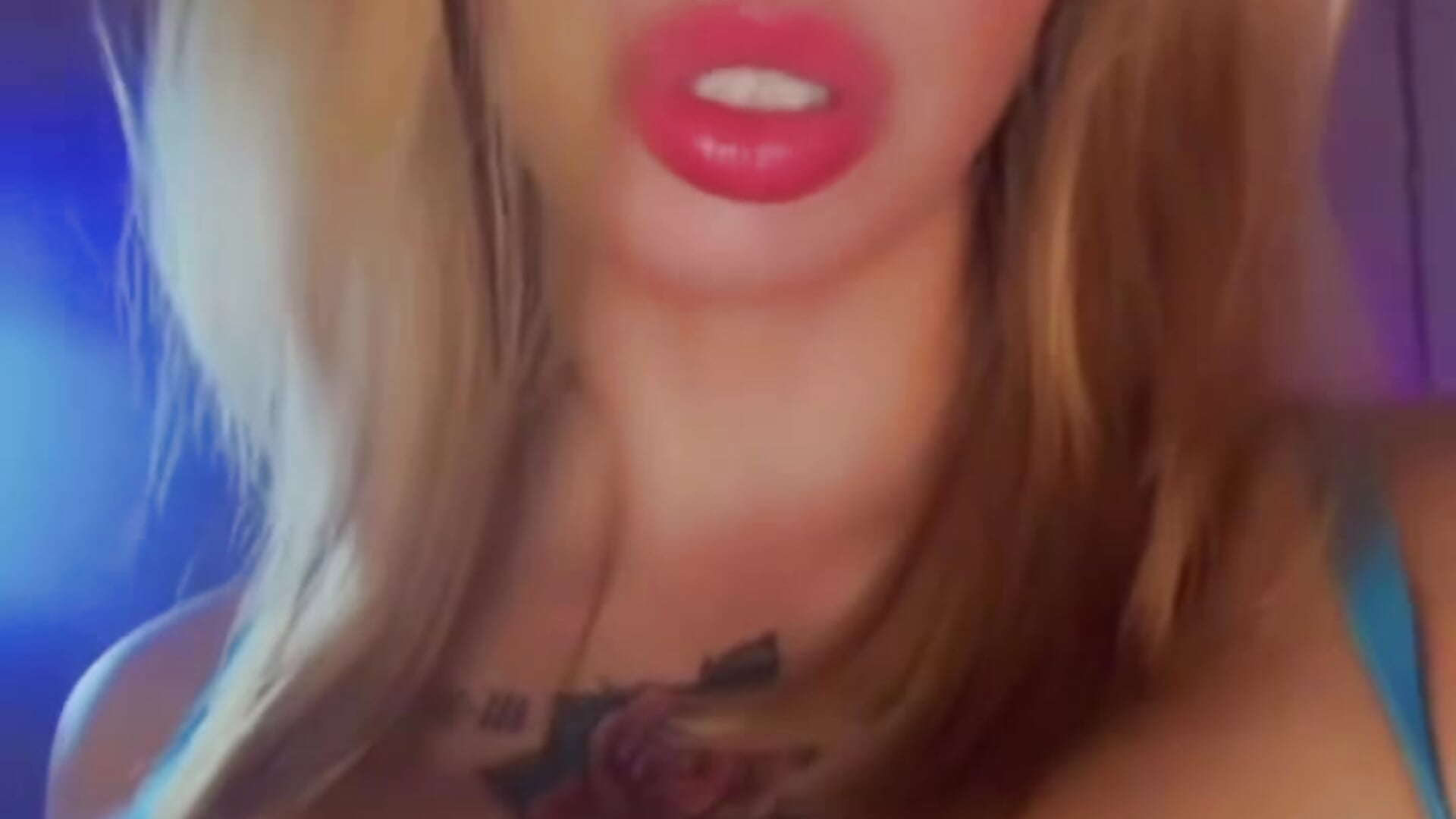 Serving face, waist, and a little extra up top. You’re welcome. 😘 - video oleh TrueLiberace kamera model