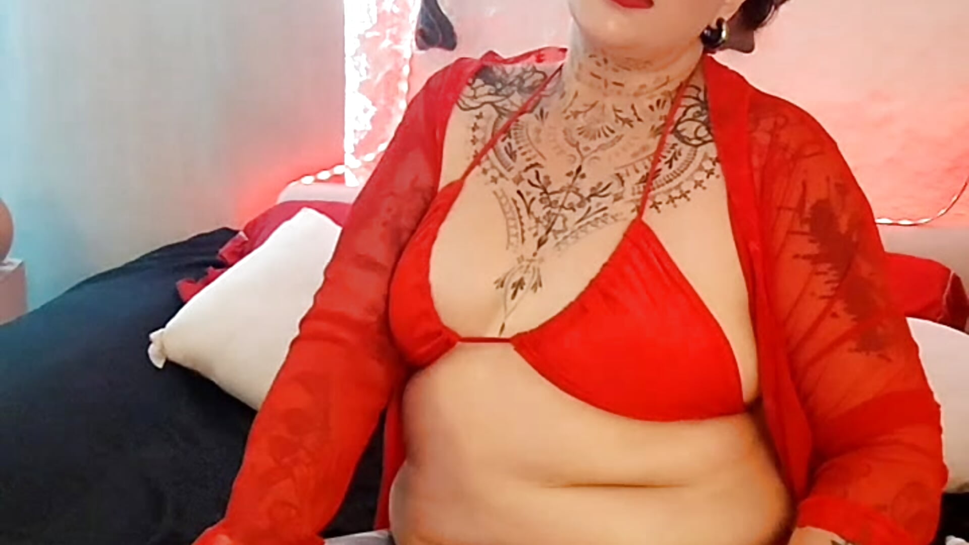 Touch my body with oil - video by poisson_ivy cam model