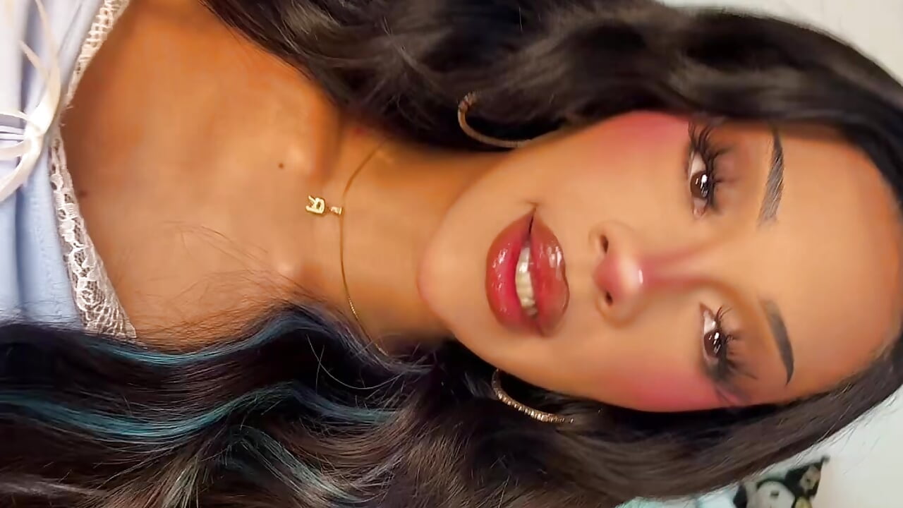 Kittylissi – popularni video modela na kameri 53