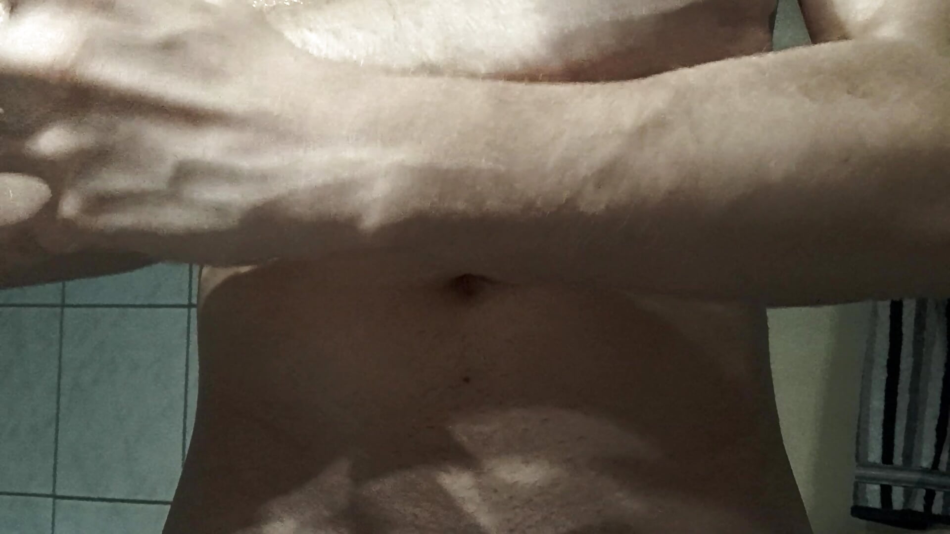 Oiled up flexing💪 - video cutie_anonymm kameramallilta