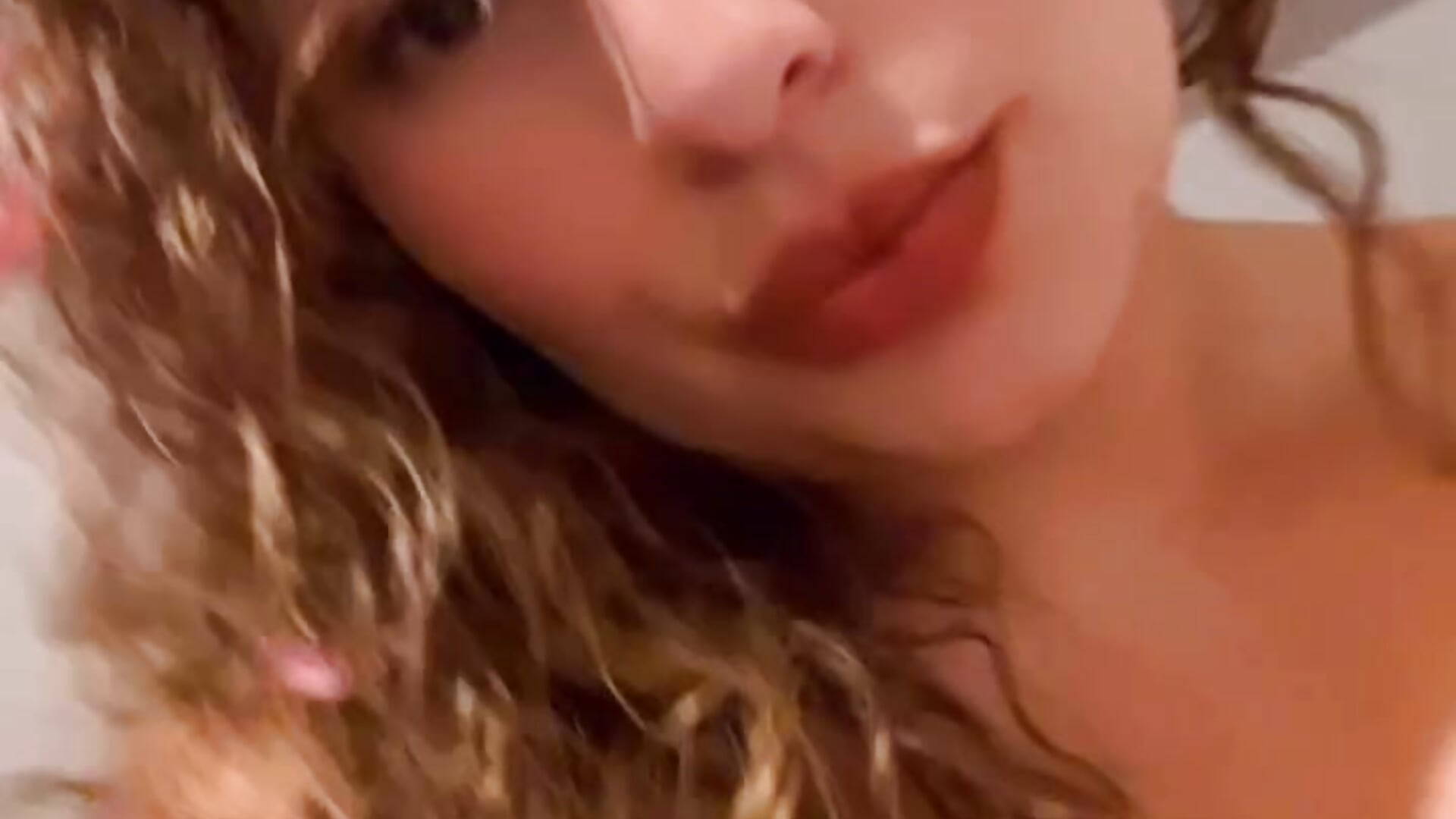 c75374423d5c4bef9cebe9ff7022d4c5.mov - clip cu Gabriela-Parker_ model videochat