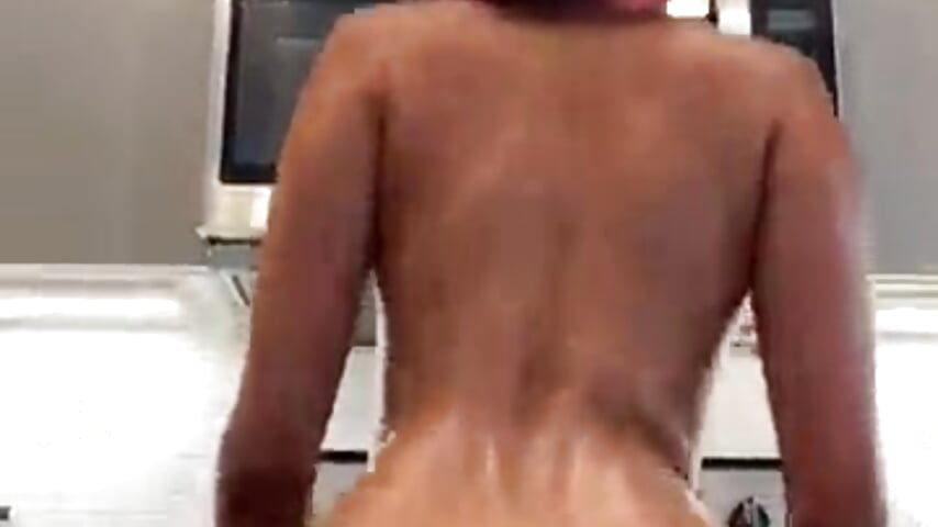 My girlfriend twerking - video by Bigntot cam model