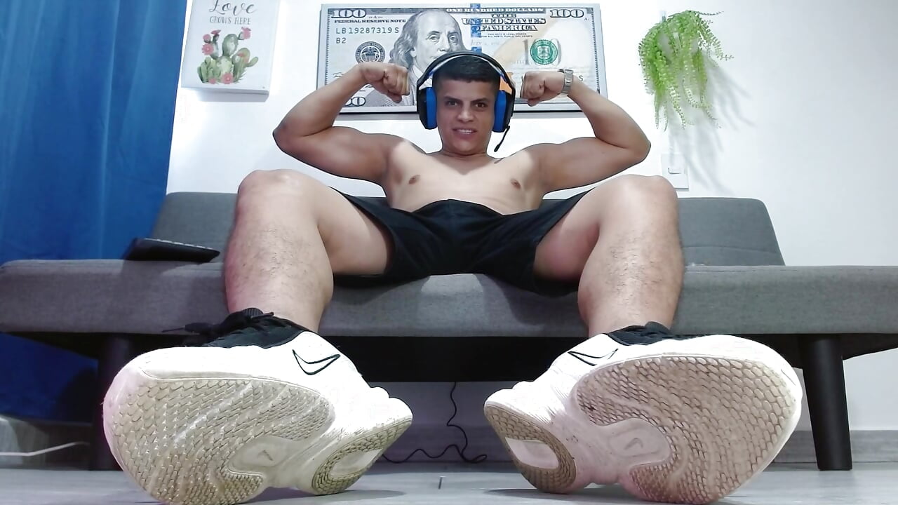 crushing insects - video by boss_of_cash cam model