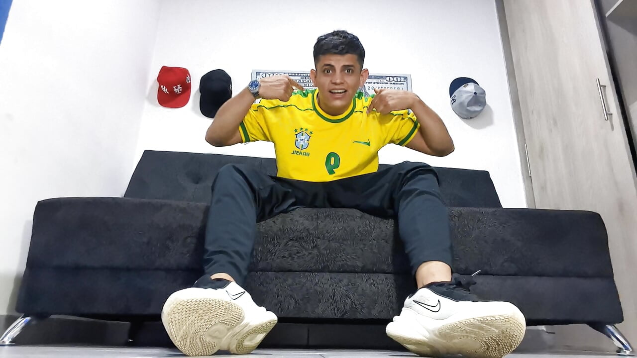 sniff my socks and lick my feet - video của người mẫu cam boss_of_cash