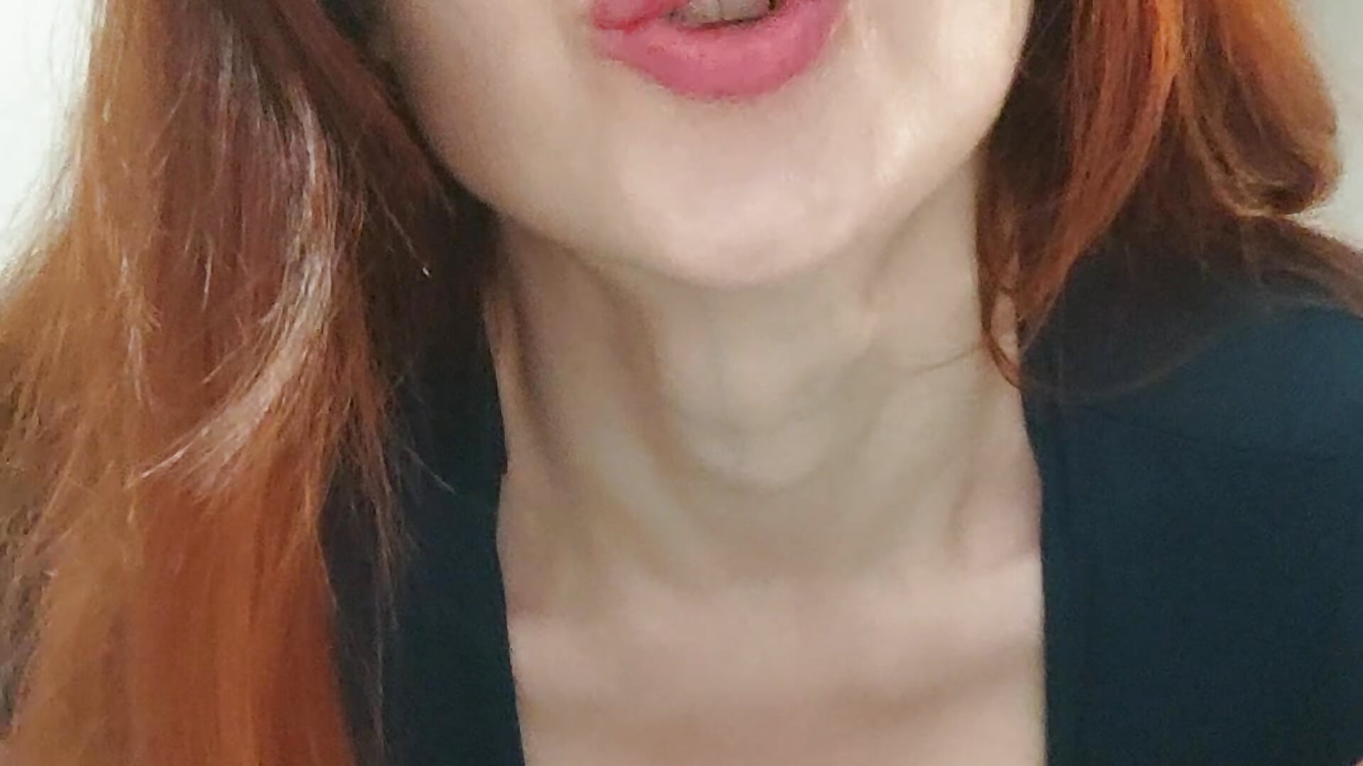 Hôtesse de l'air hot et coquine sur la canapé