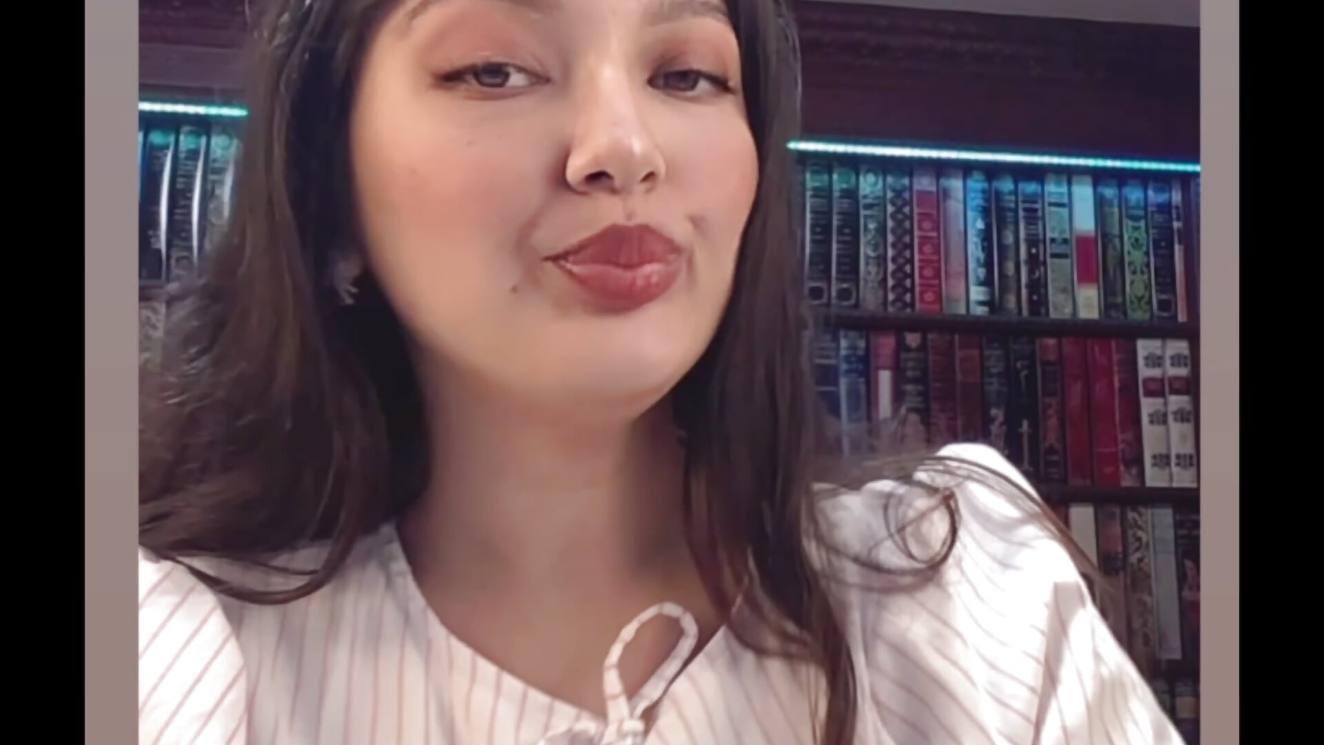 My library 📚 - video by ZarifaBev cam model