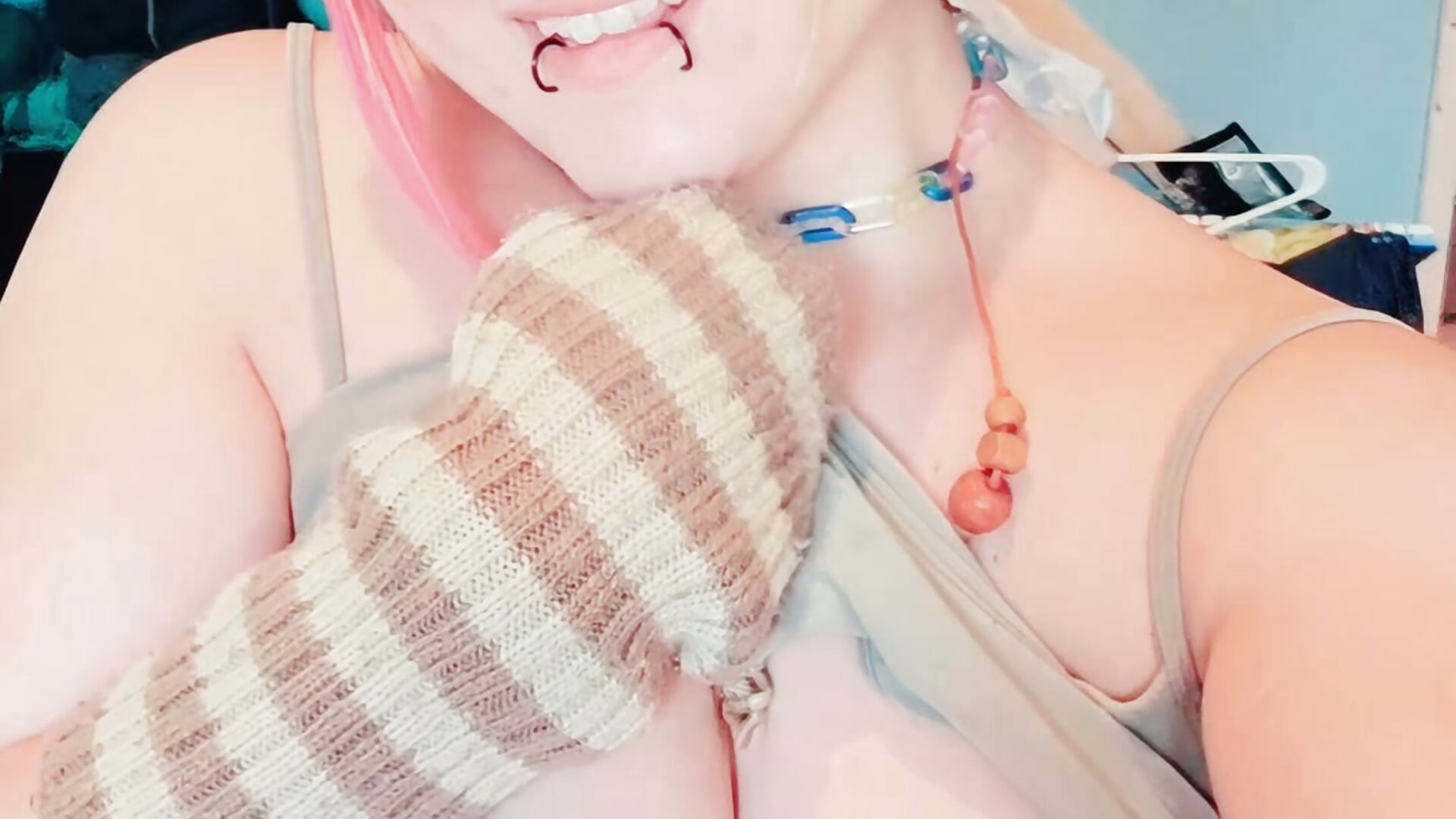 Yumi Flashes & Kisses Own Huge Boobs - clip cu yumi_sapphire model videochat