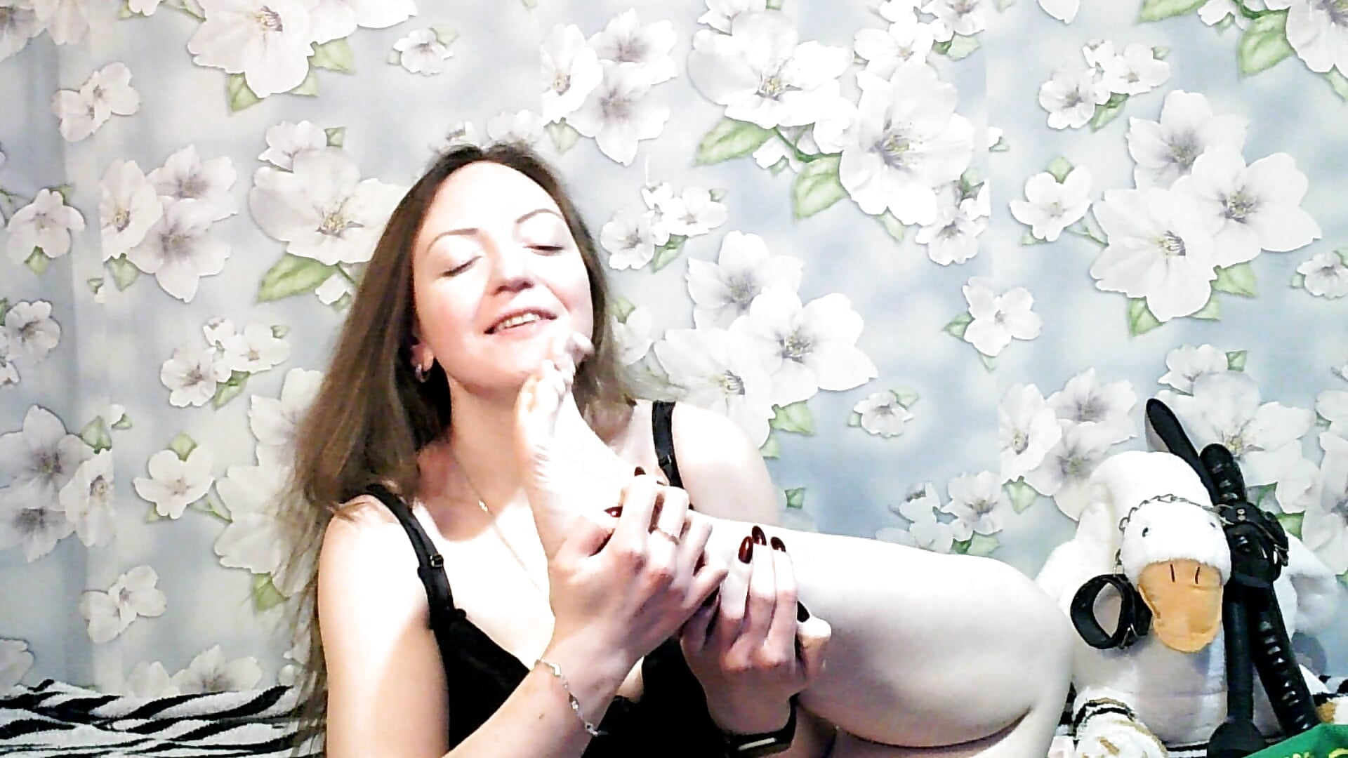 lick feet in stockings and naked:) perfect:) - KattyLuuu adlı kamera modelinin videosu