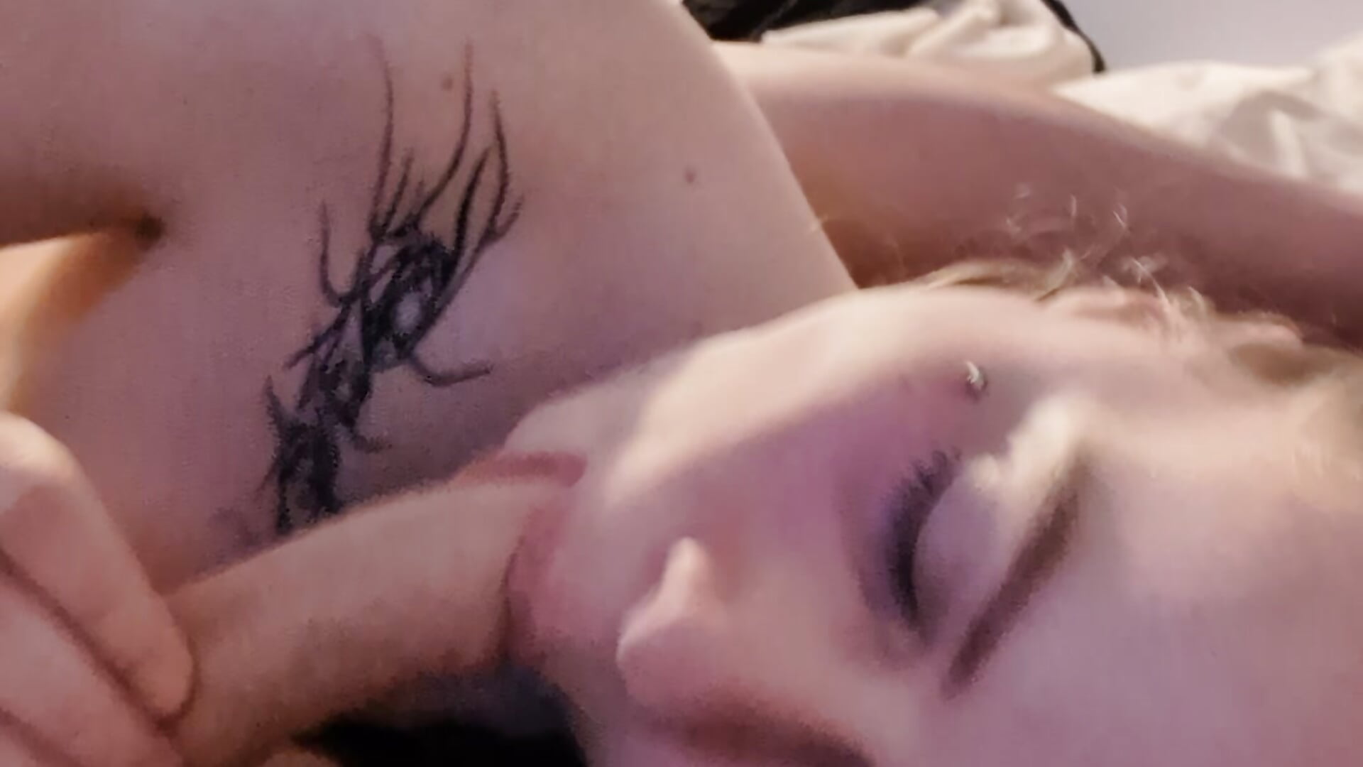 Sucks cock for new clothes – video af biggnipz cam-model