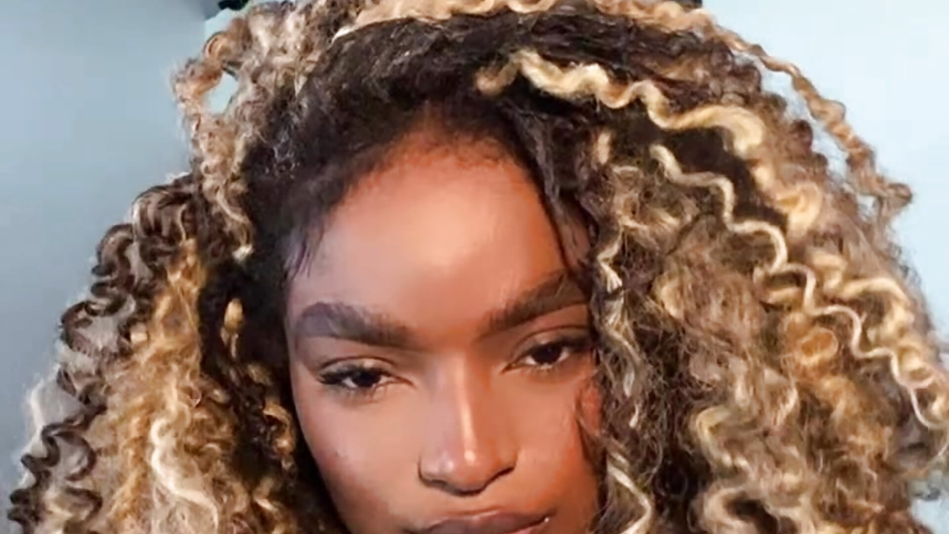 Blonde ✨🙈 - βίντεο μοντέλου ZiziCampbell_