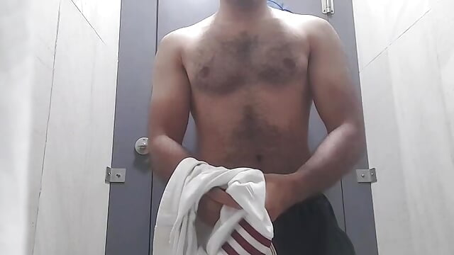 Stripping naked in the gym bathroom - vidéo du modèle de showcams FriendlyOtter