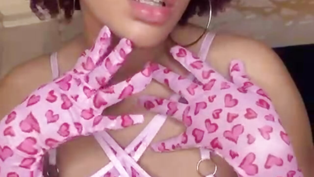 Latina brunette in pink - Vídeo de loladupont, modelo de vídeos