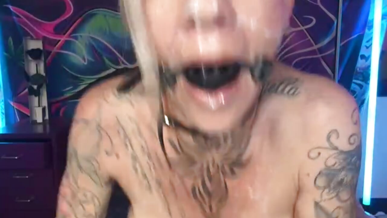[26 Apr 10:04] Public Show fake cum Face &dildo Ride