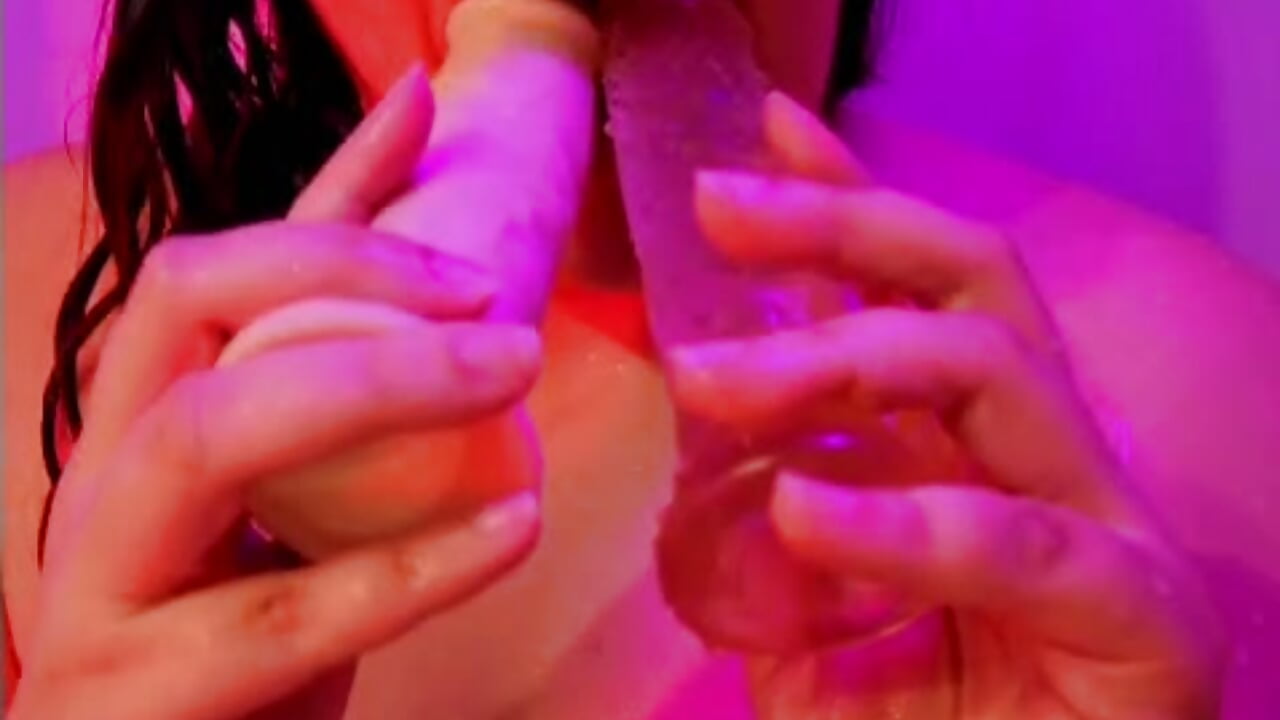 fellation et plus sur la douche - vidéo du modèle de showcams Heleneecesmecs2