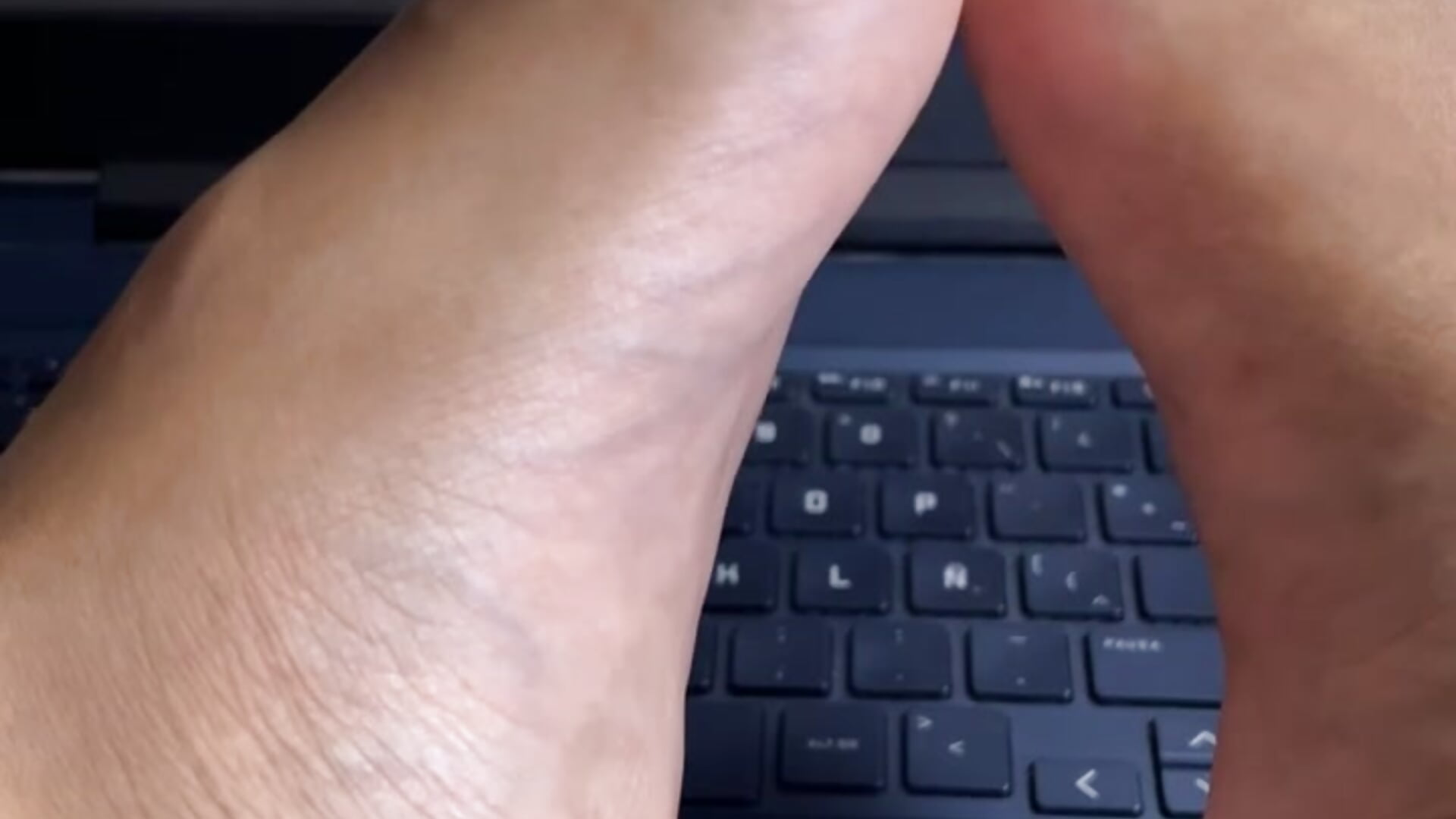 Do you want a handjob with my beautiful feet? 🦶🏼 💥