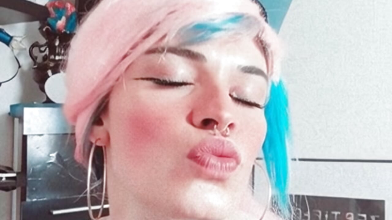 grok_video_2025-12-16-01-49-16 - відео від вебкаммоделі imgb33