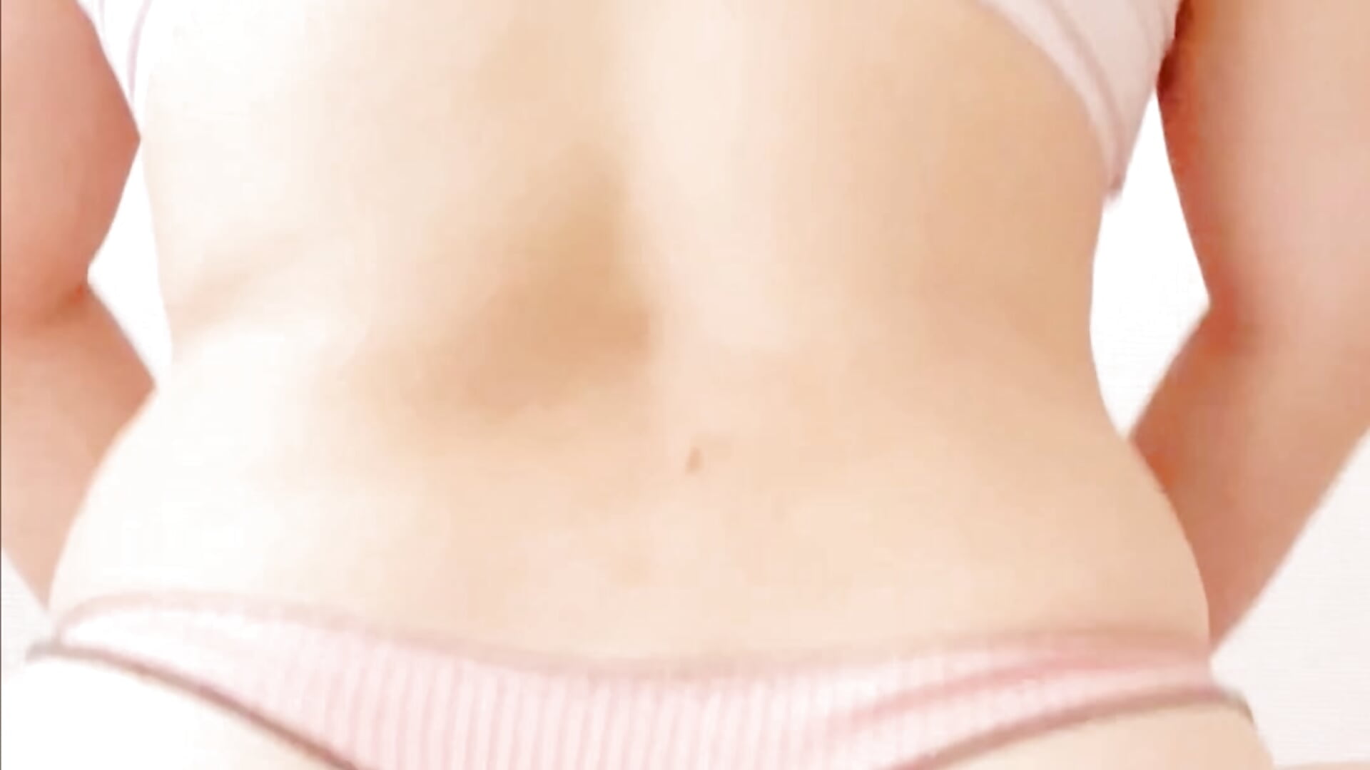 バランスボール後ろから♡ – video modela na kameri Izumimama