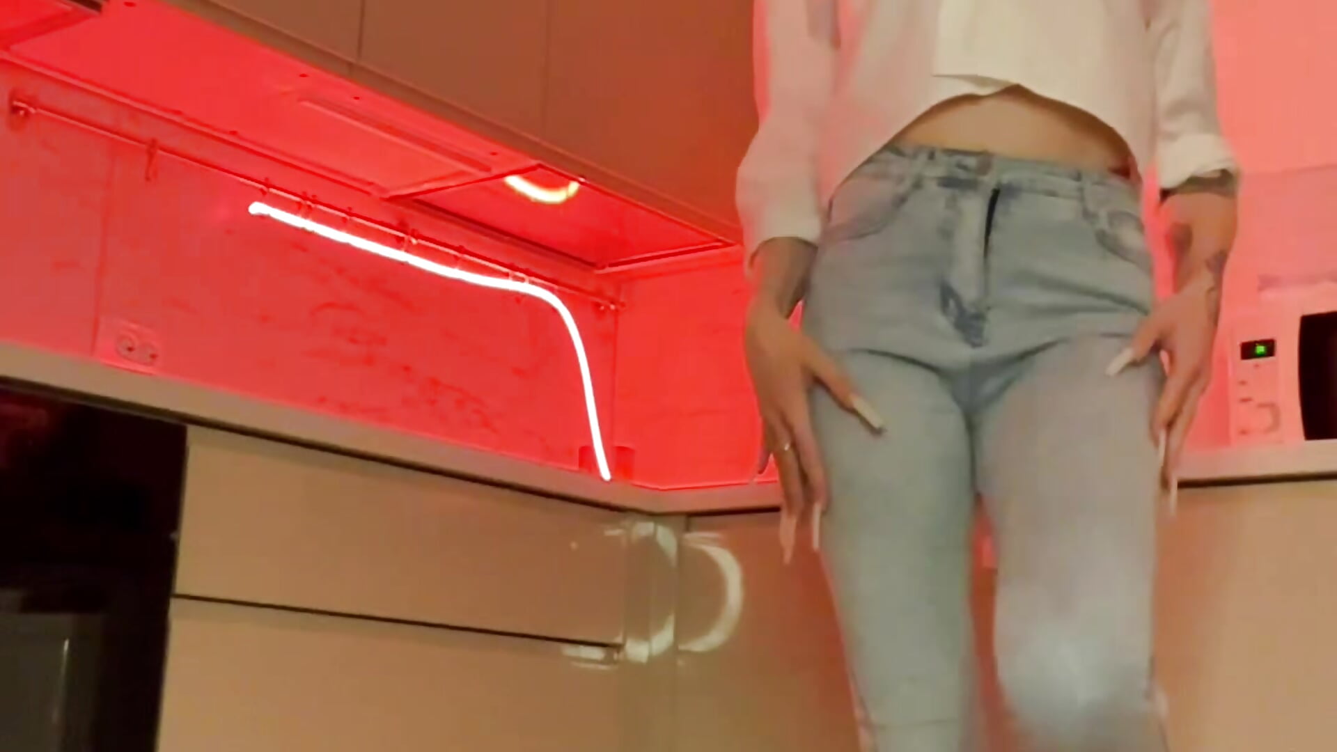 Sexy striptease from Sophie (tight jeans - naked) - 視頻由 Sin_city_ 主播提供