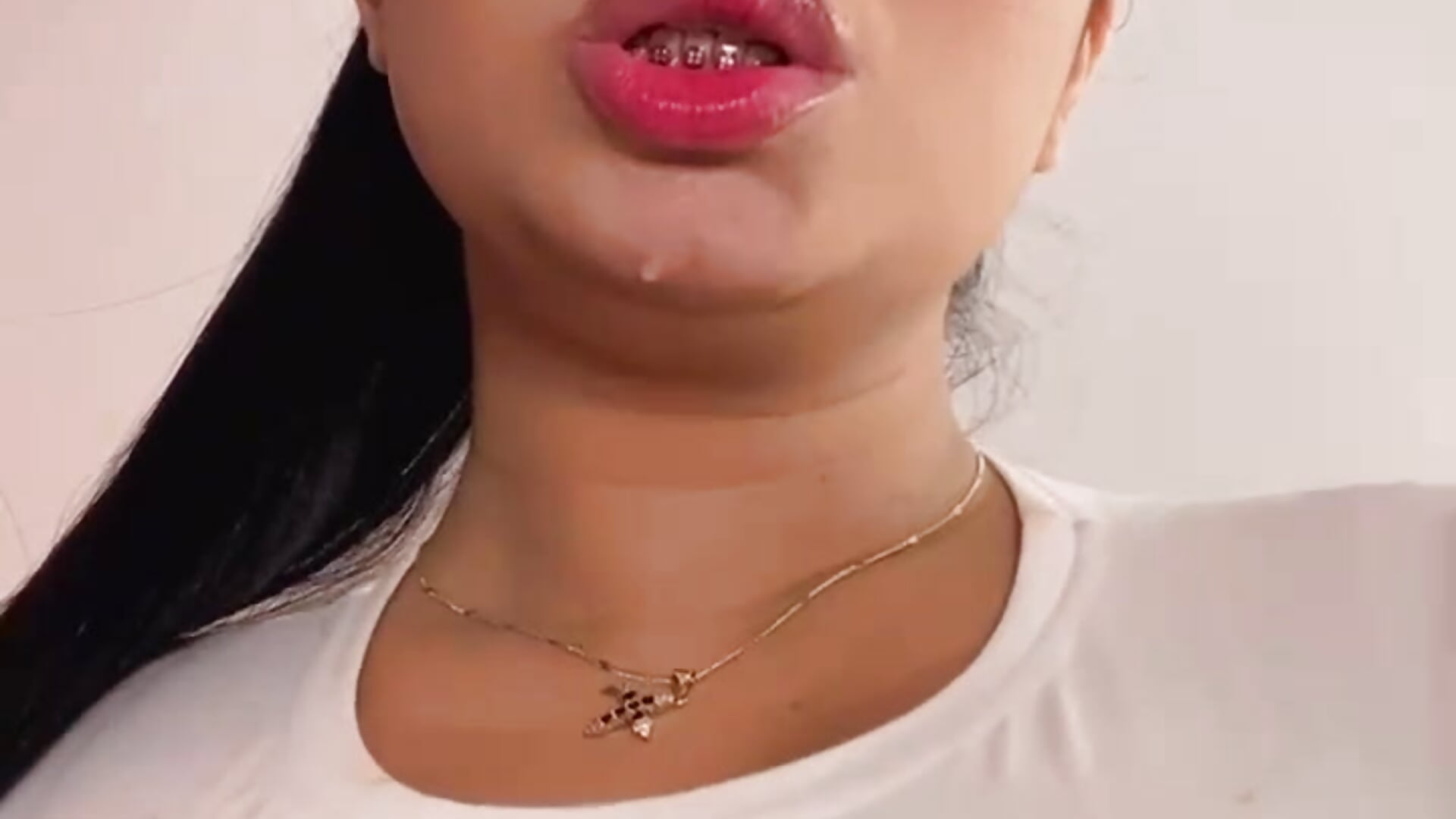 "Submissive slug: deep throat in your hands" - video by Geabloom cam model