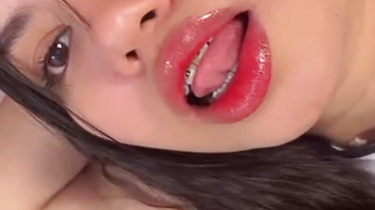 Sensual and deep mouth - video by Geabloom cam model