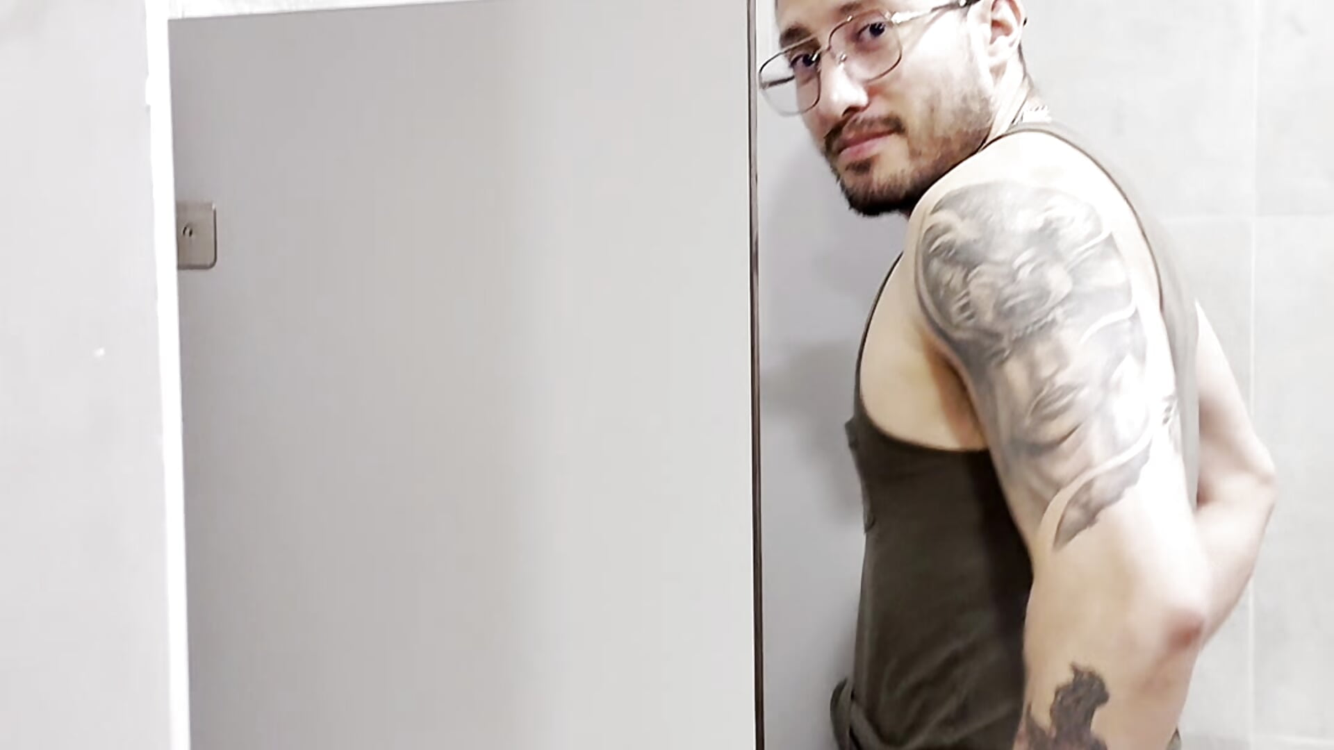 butt in public bathroom - Nathan_rivers adlı kamera modelinin videosu