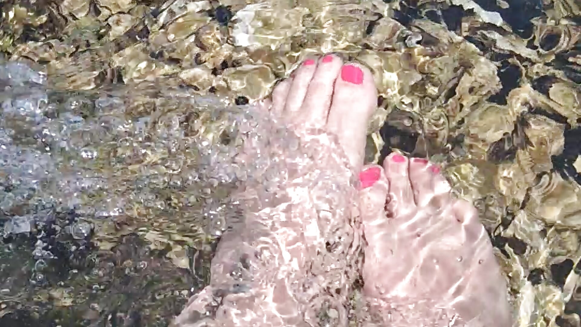 Lil feet at the beach 🏖☀️🌊 - video by Alice_InWonderlust2024 cam model