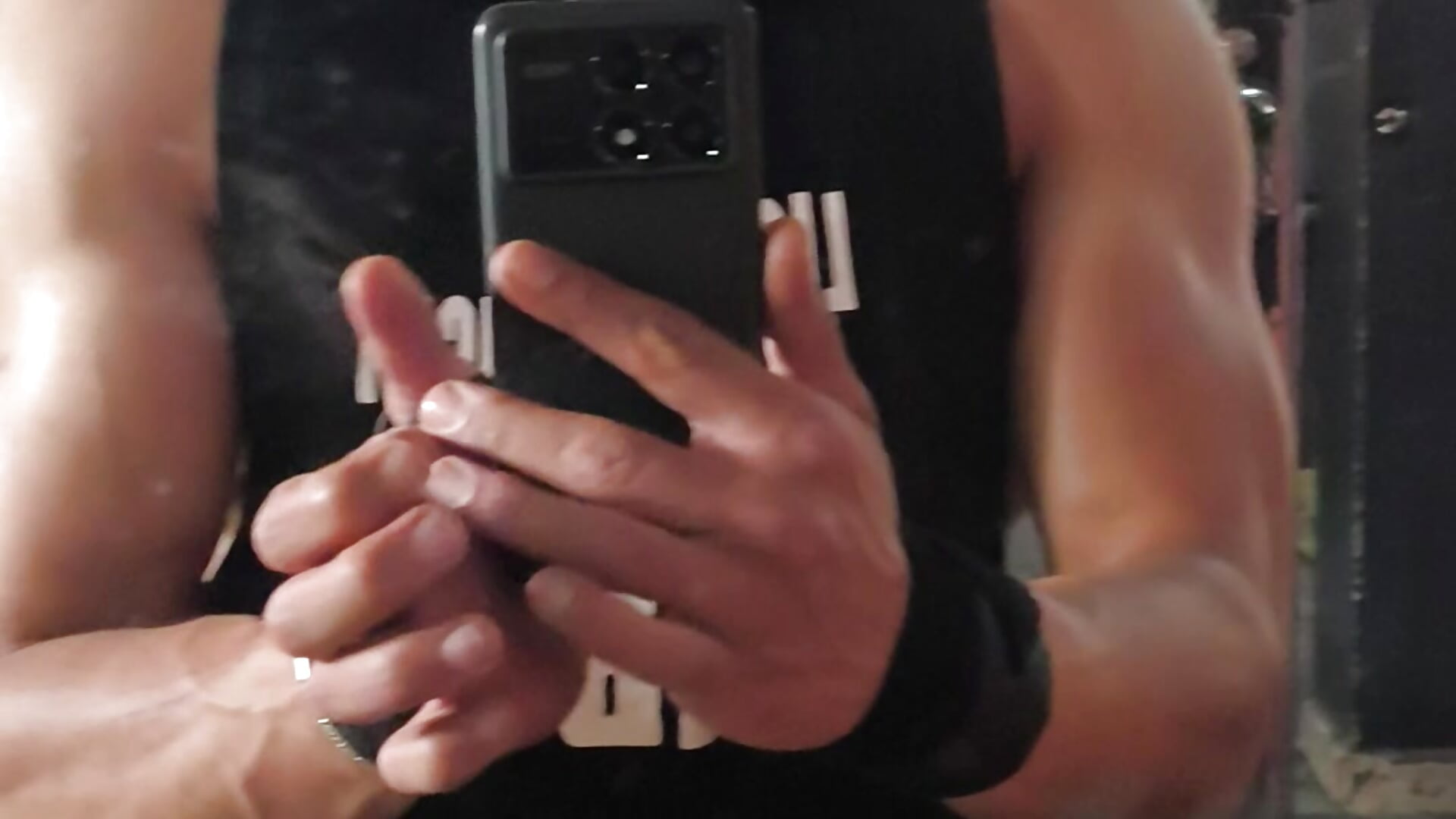 عرض ا لعضلات في النادي الرياضي مع اضهار الوجه💪 Showing muscles in the gym with showing face💪 - video by KlachDZ cam model