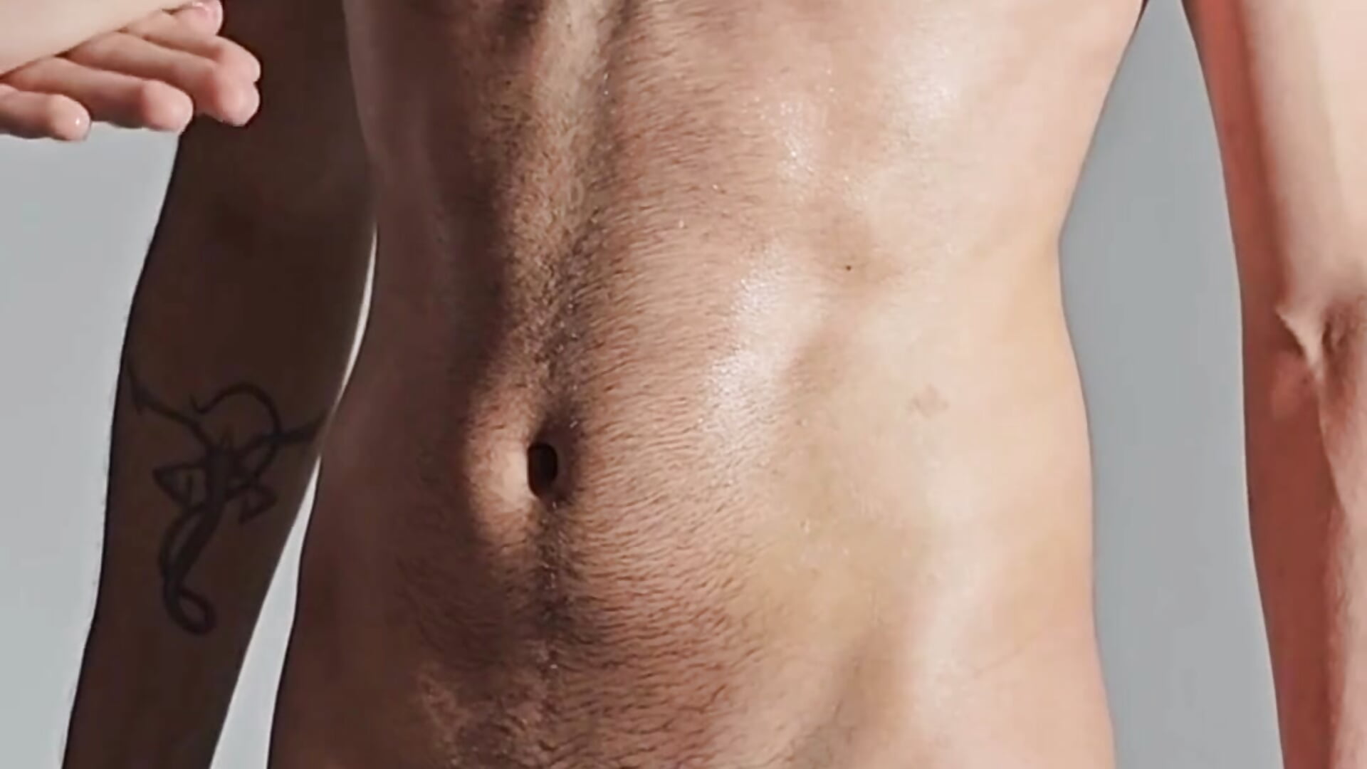 Gently oiling Jack's body! in our last photo session - วิดีโอโดย Brian-Ausslos โมเดลแคม