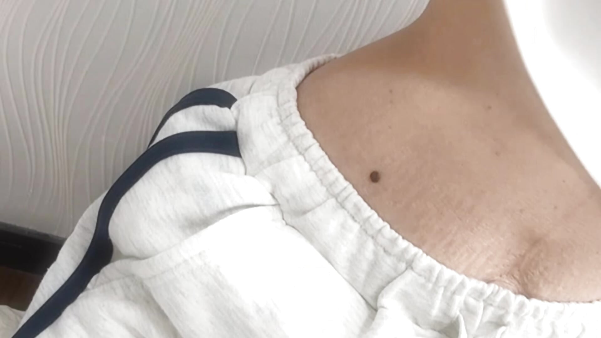 ラフすぎる服装でチラッと🎀恥ずかしいおへそ隠したよ🤤 - video av watashi_chan cam model
