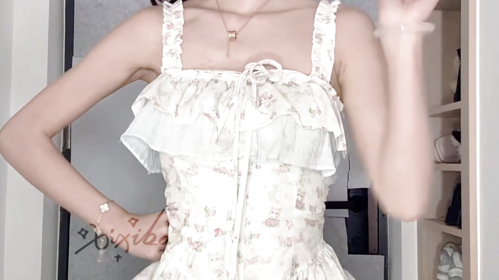 >_<