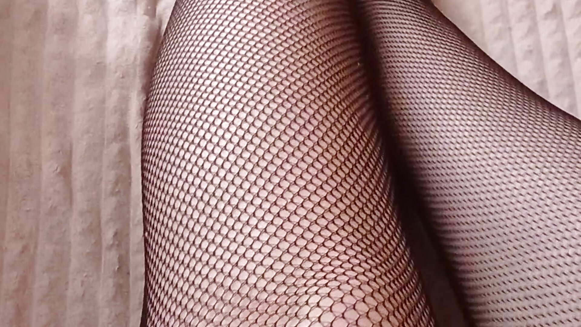 LEGS IN FISHNET TIGHTS 🦵🦶👣 – video od webkamerové modelky Masha_meow