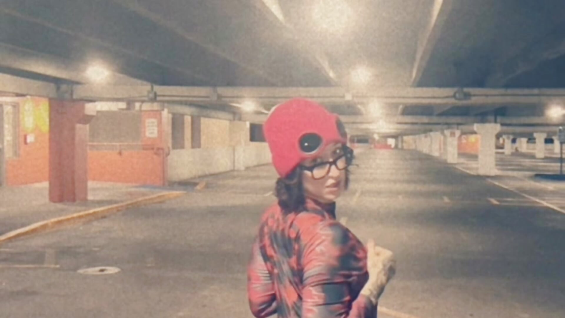 shaking it in the body suit - vídeo de la modelo de cam ParkerGYATT