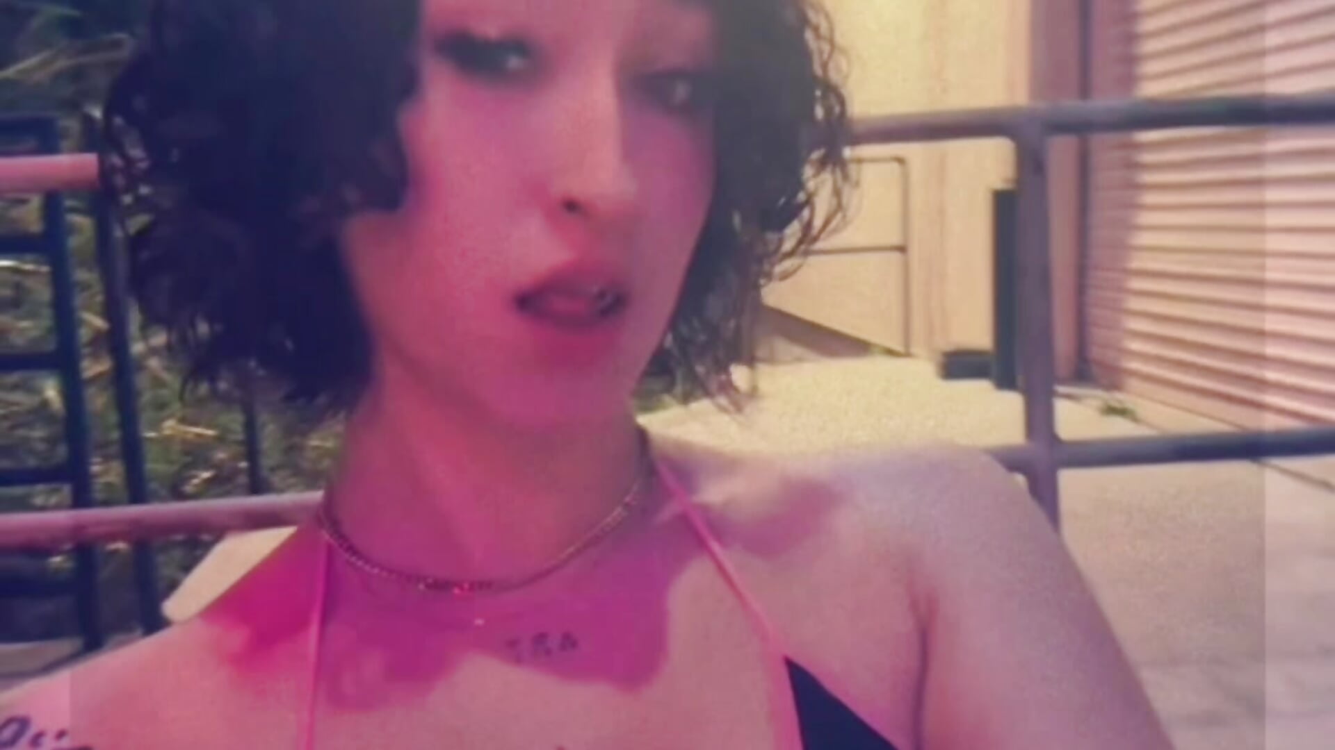 Smoke outside in a bikini - vídeo de la modelo de cam ParkerGYATT