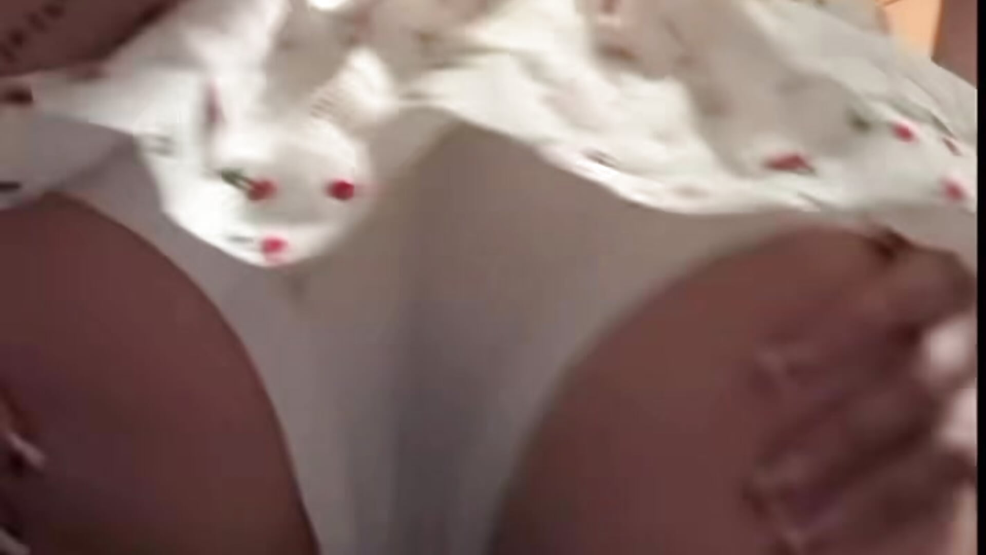 Shaking it in my little white skirt - video di ParkerGYATT modella di cam