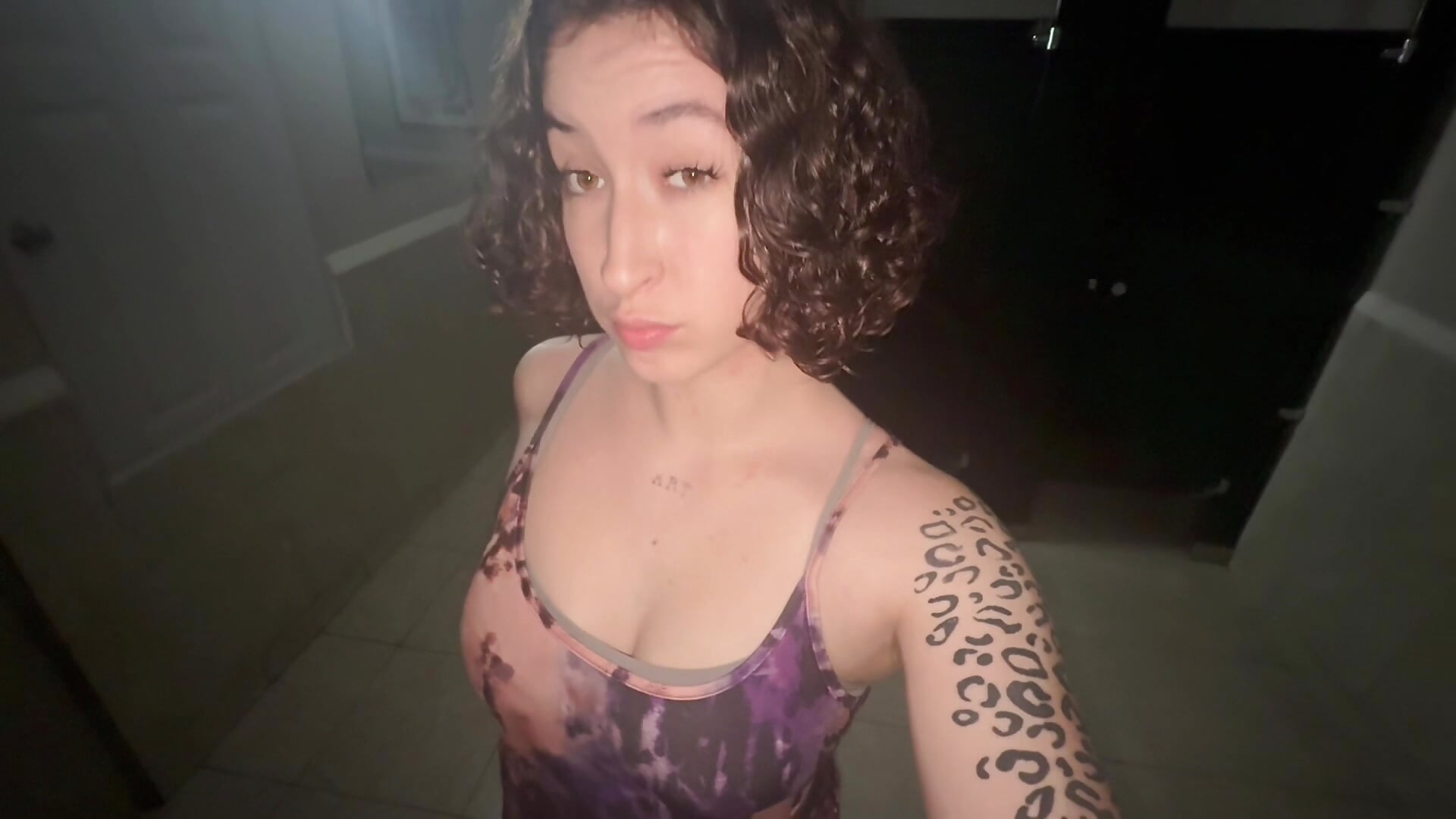 Bathroom chronicles - vídeo de la modelo de cam ParkerGYATT