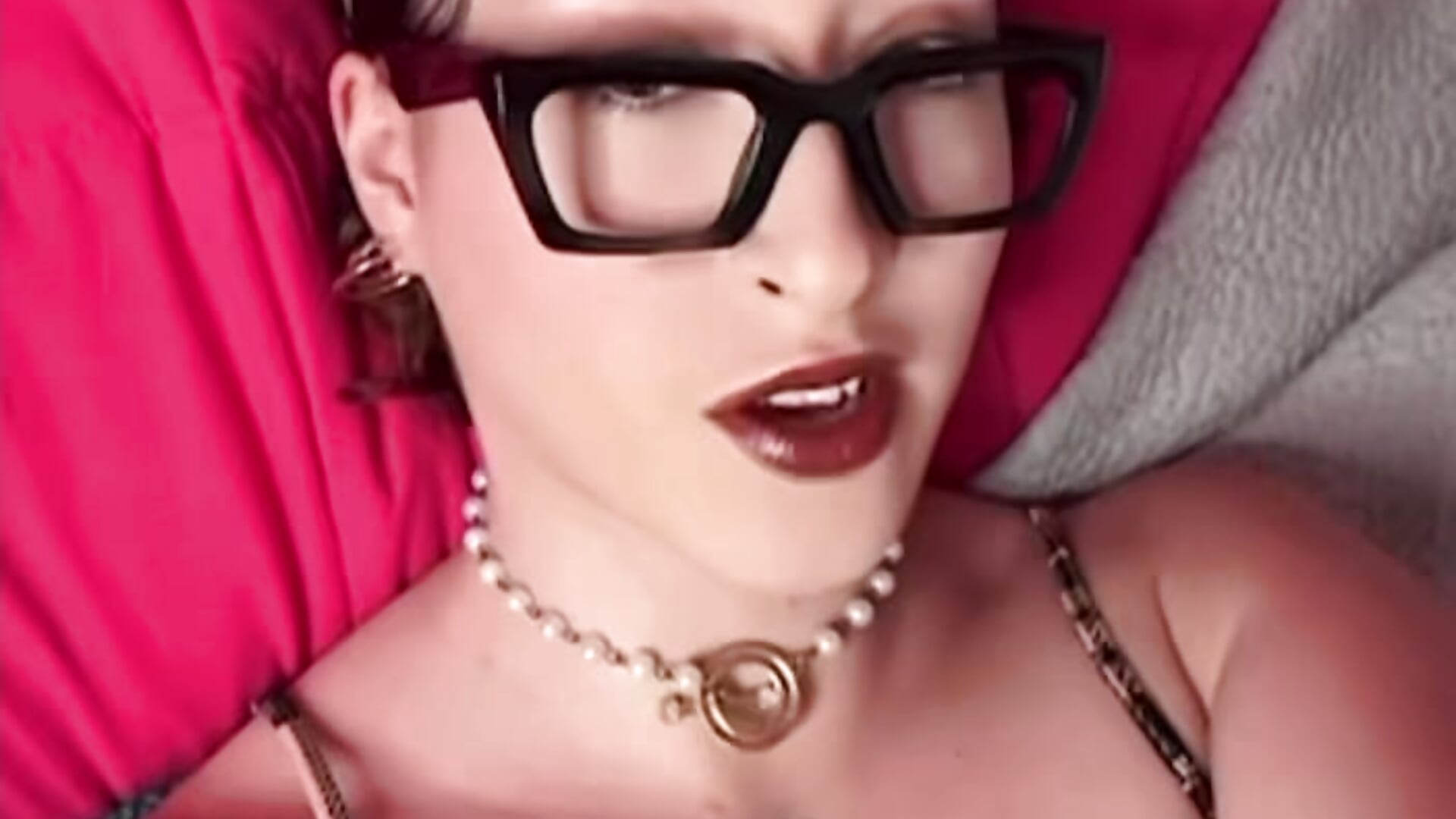 Shaking it In my little checkered dress - video di ParkerGYATT modella di cam